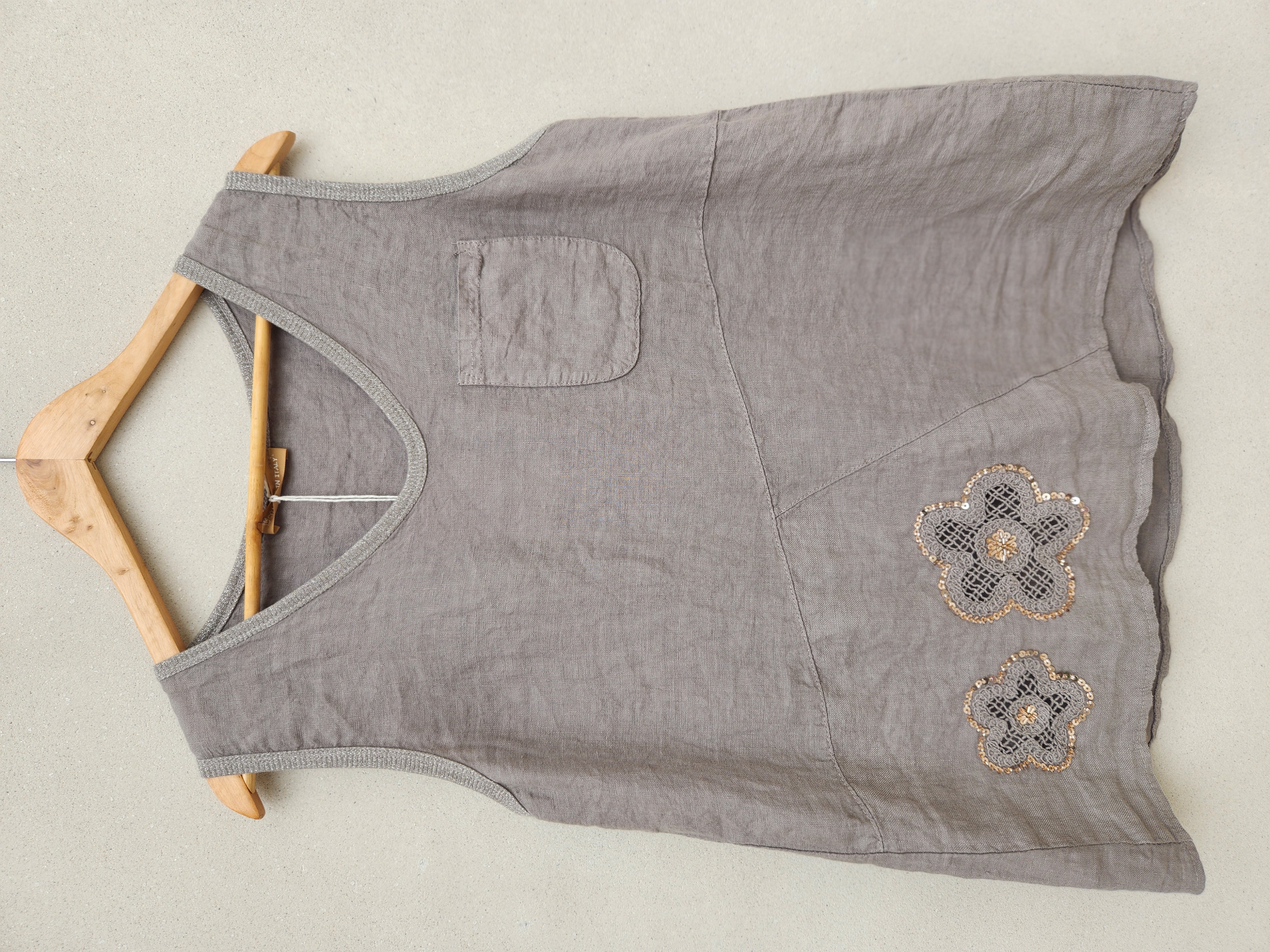 Blusa en Lino con flor bordada