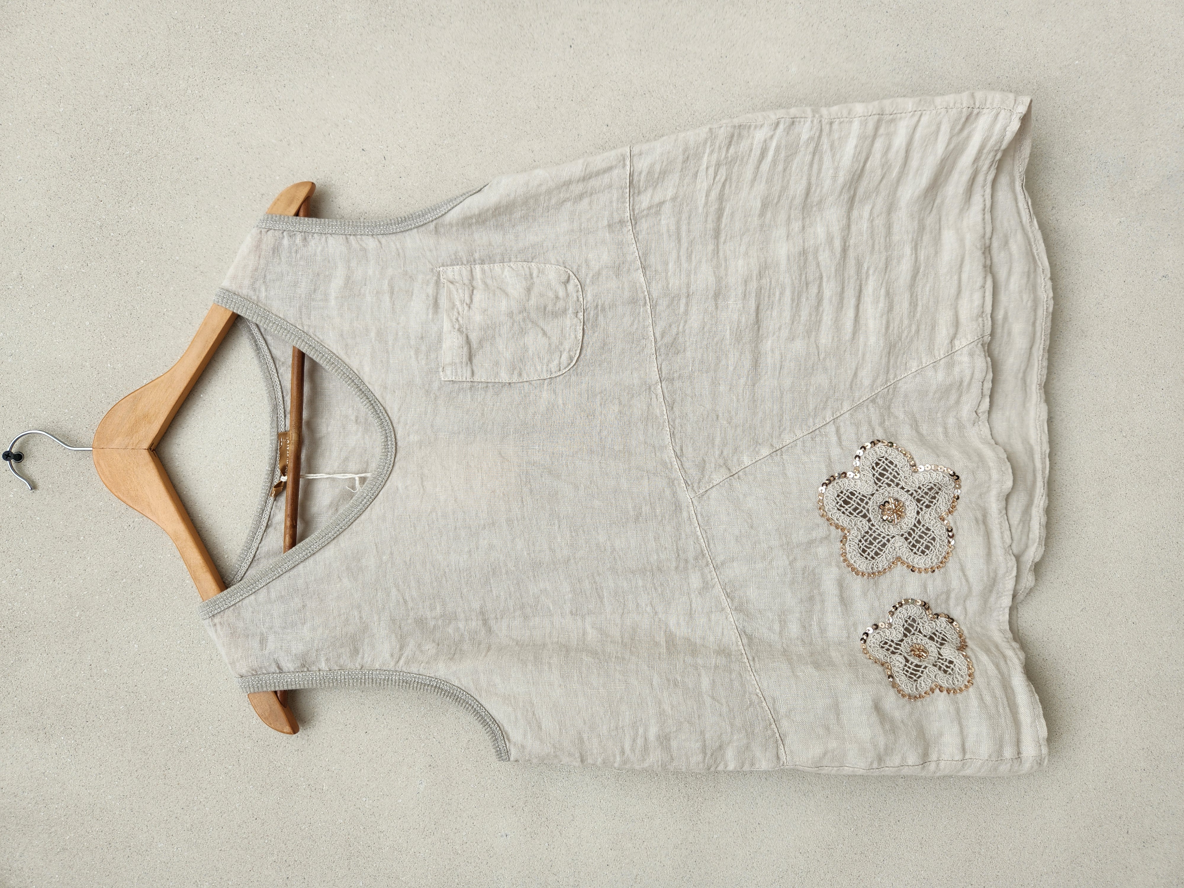 Blusa en Lino con flor bordada