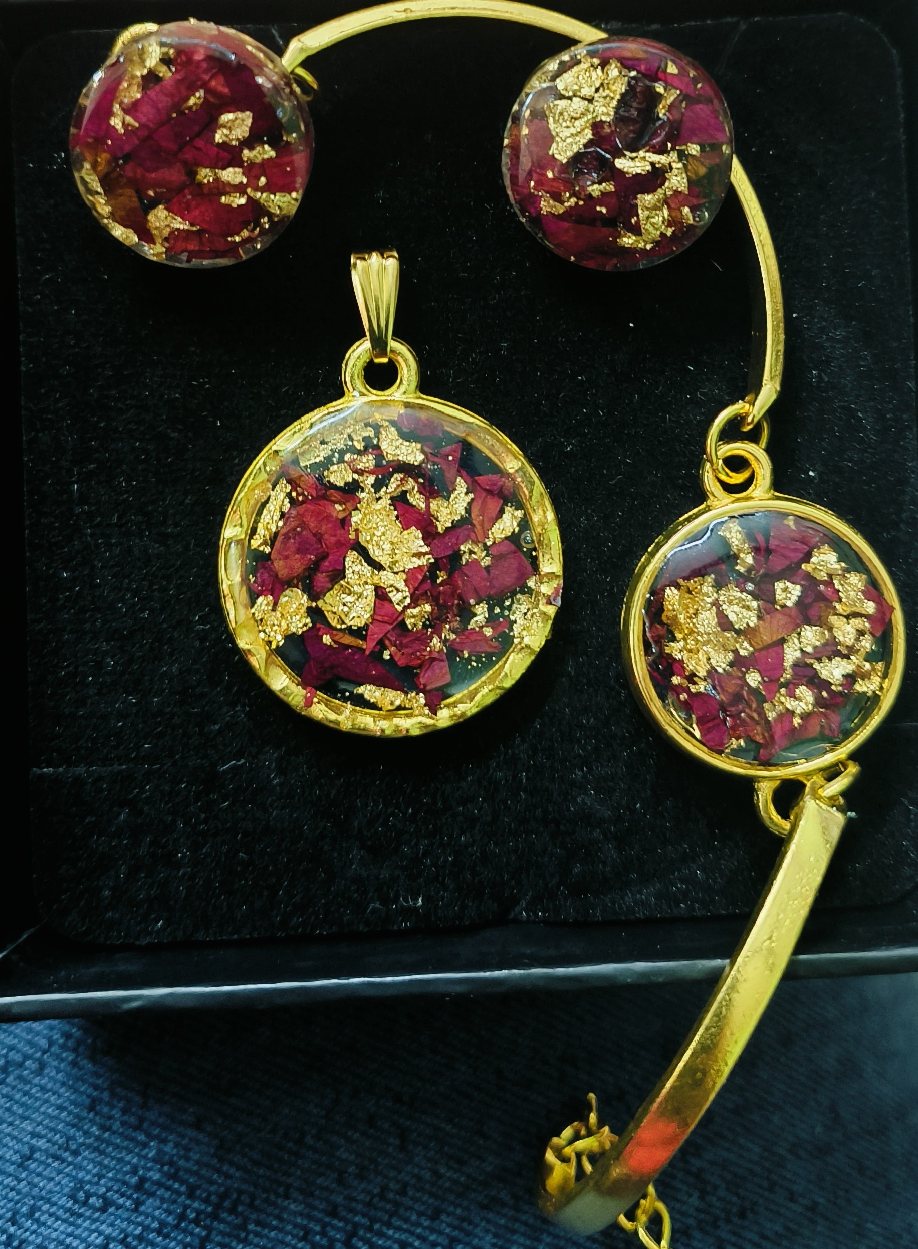 rose pendents   with earings.