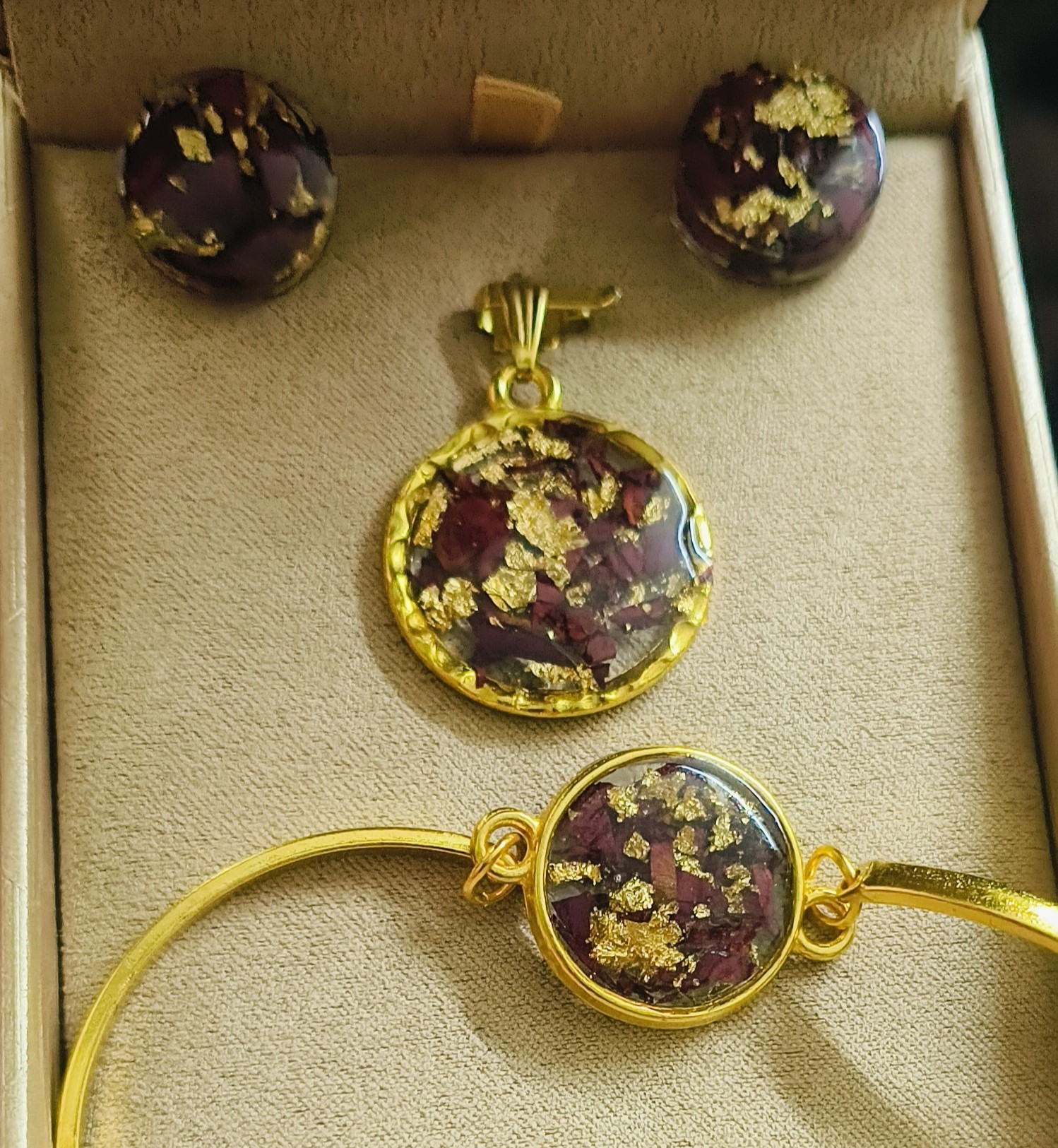 rose pendents   with earings.