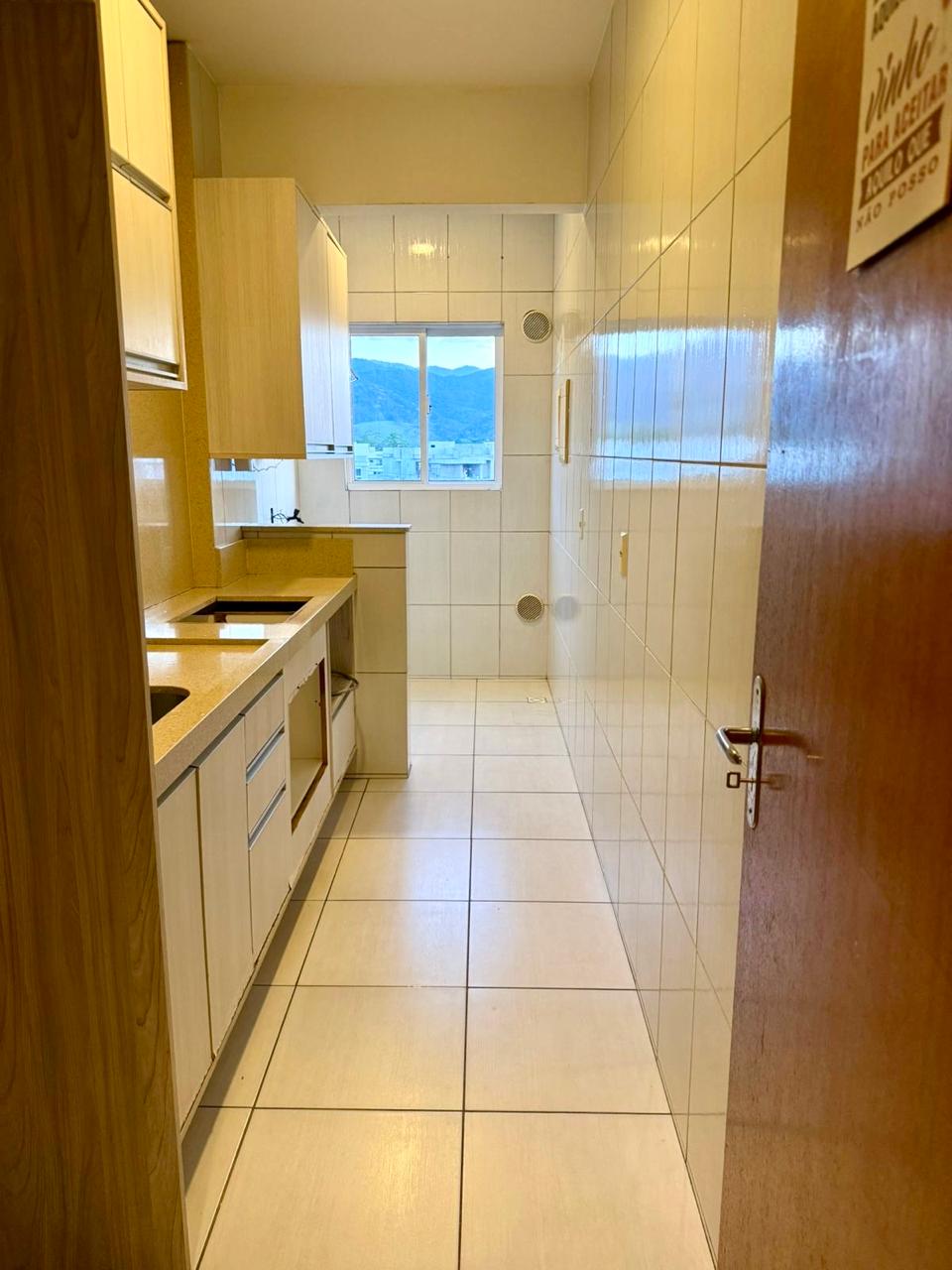 APARTAMENTO ÓTIMO CUSTO BENEFÍCIO SEMI MOBILIADO