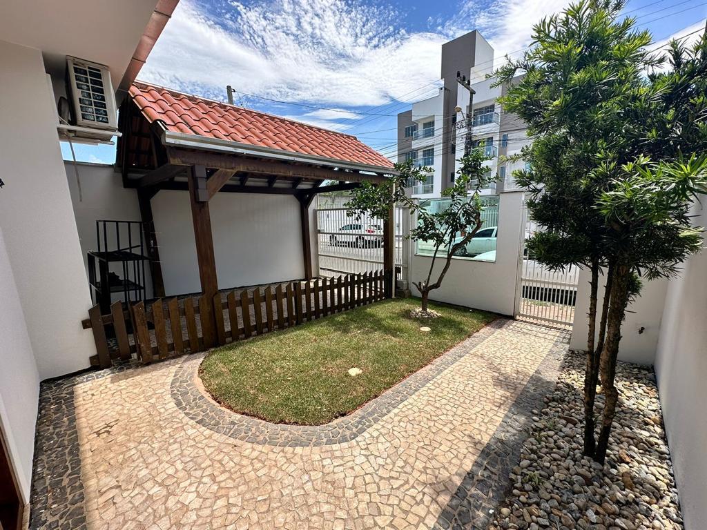 REVENDA! CASA TÉRREA COM EDÍCULA E VAGA DE GARAGEM COBERTA