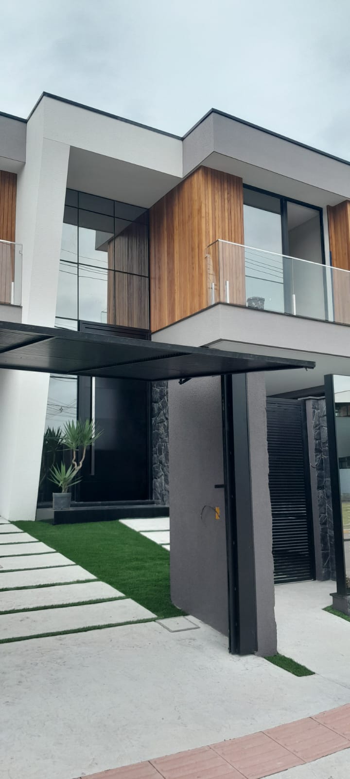 SOBRADO NOVO ALTO PADRÃO COM 3 SUÍTES