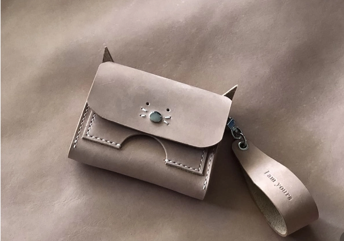 Pink cat design leather card holder