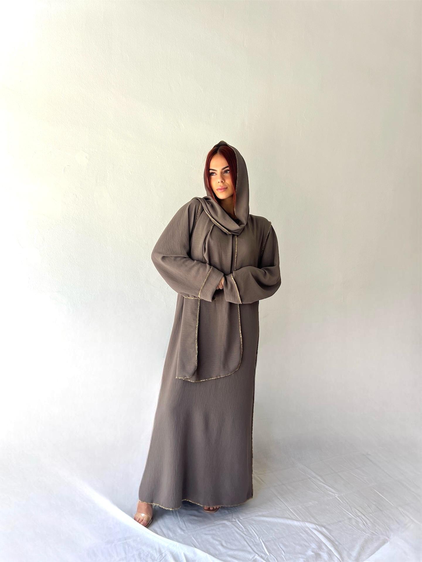 Abaya holgada con los bordes dorados 
