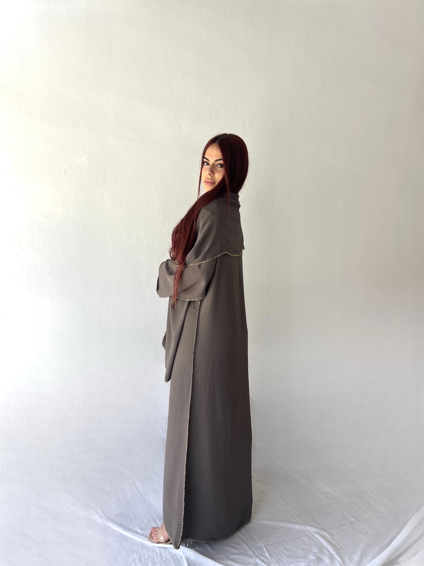 Abaya holgada con los bordes dorados 