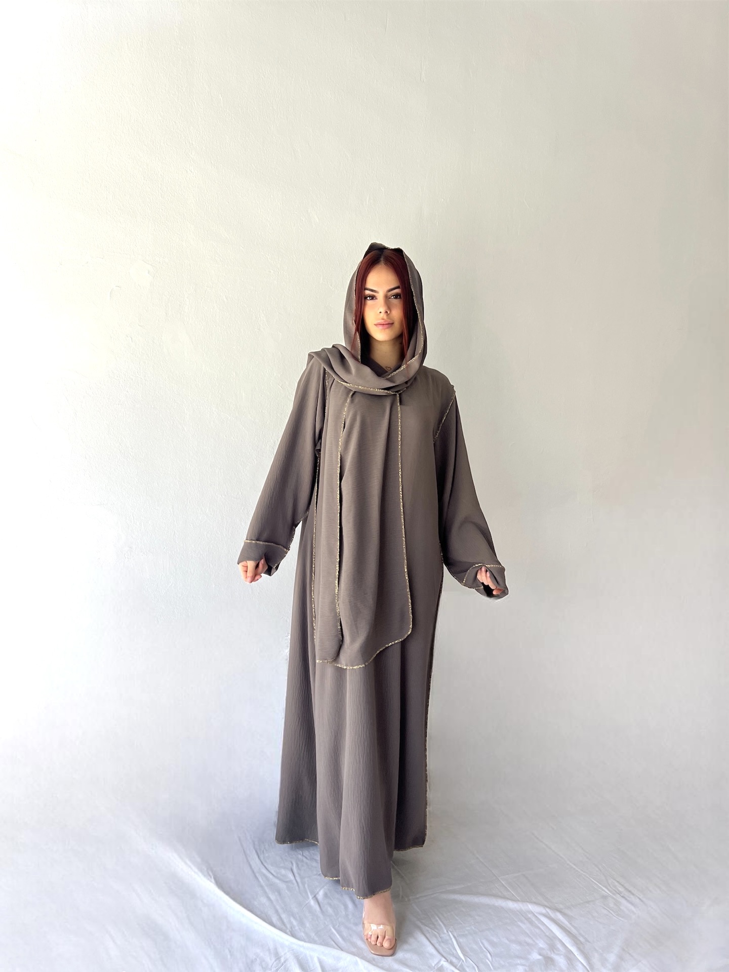 Abaya holgada con los bordes dorados 