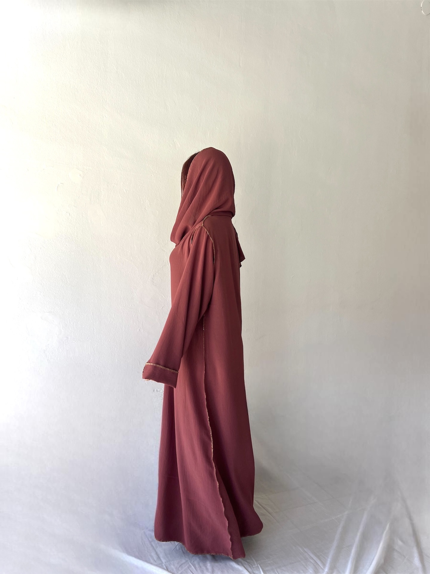 Abaya holgada con los bordes dorados 