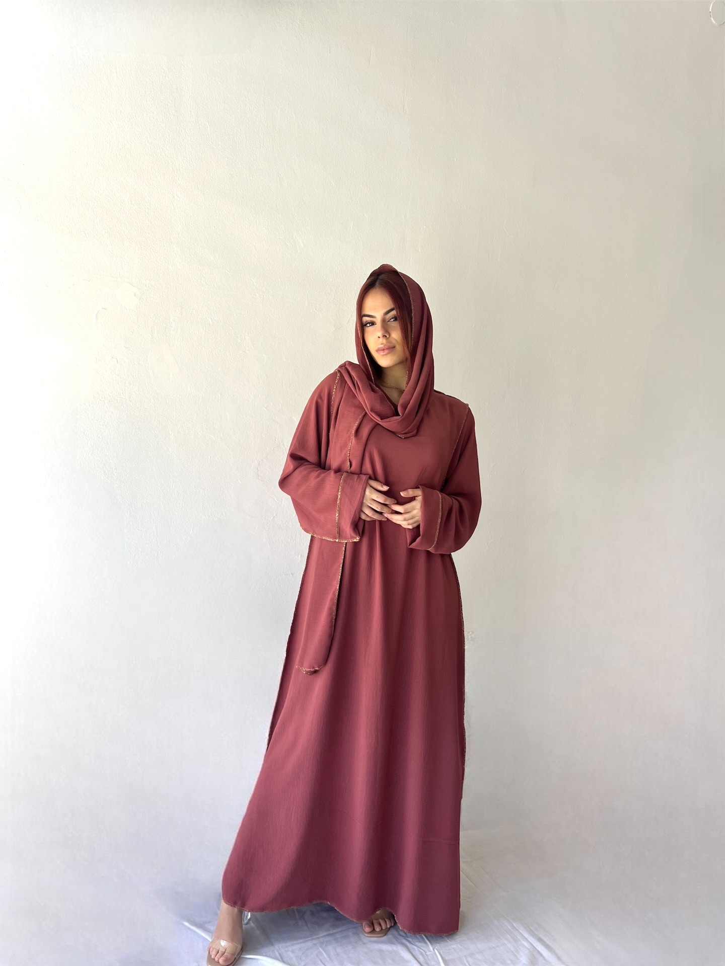 Abaya holgada con los bordes dorados 
