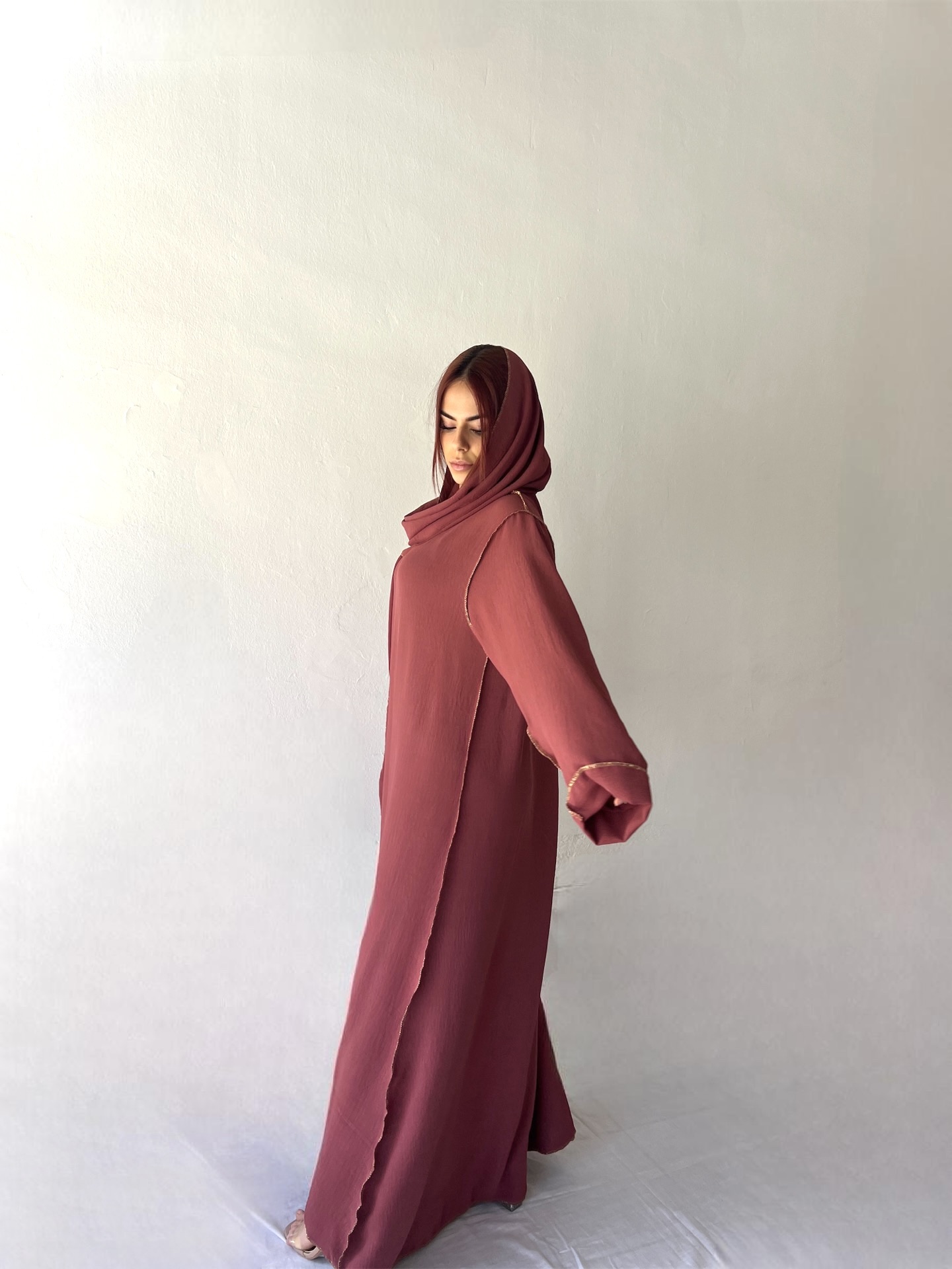 Abaya holgada con los bordes dorados 