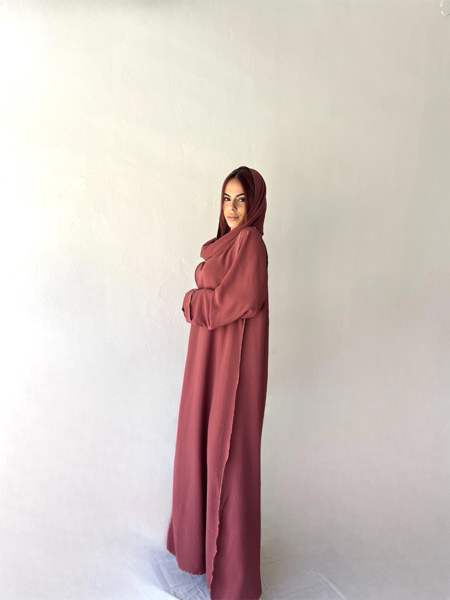 Abaya holgada con los bordes dorados 