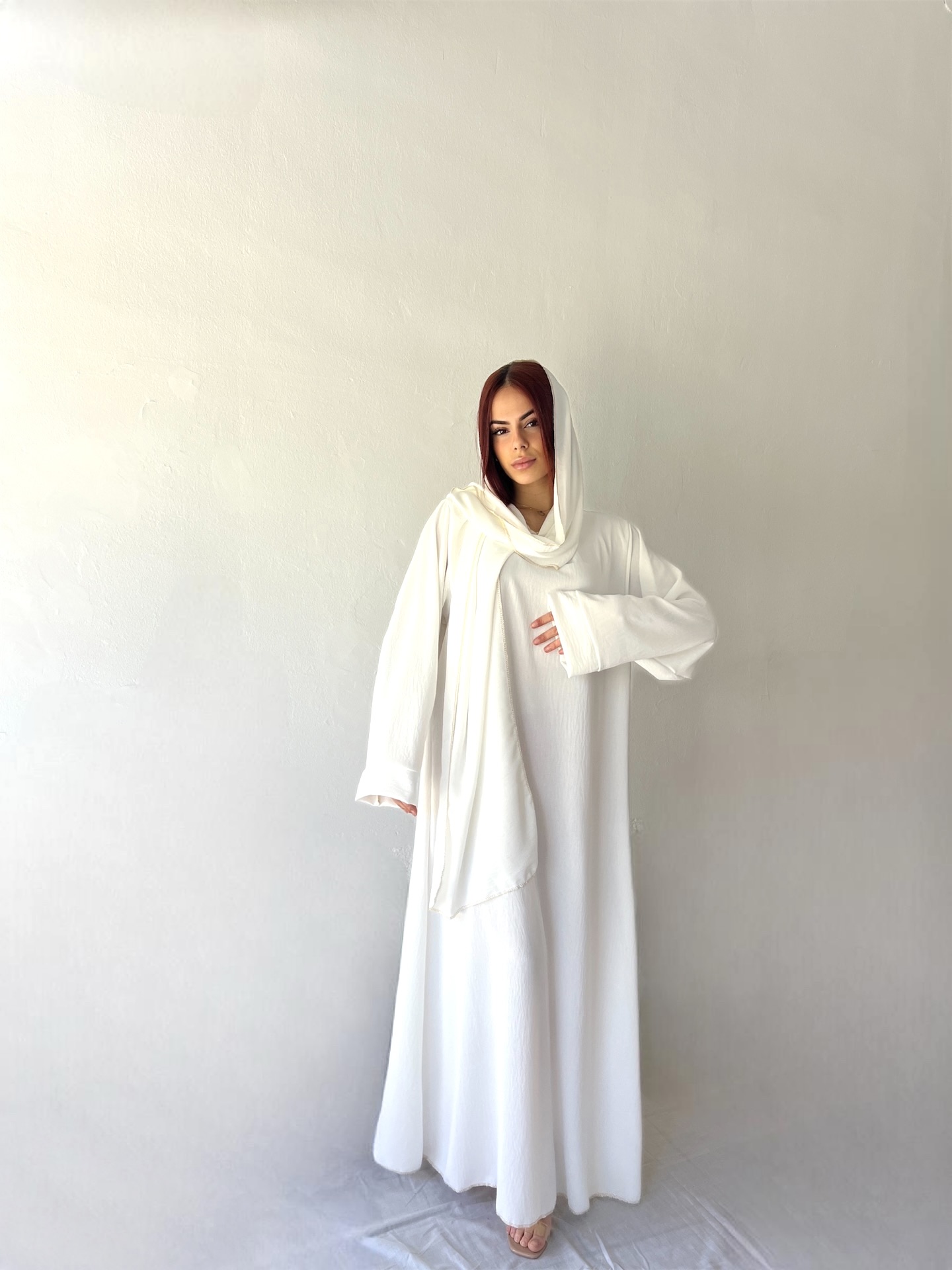 Abaya holgada con los bordes dorados 