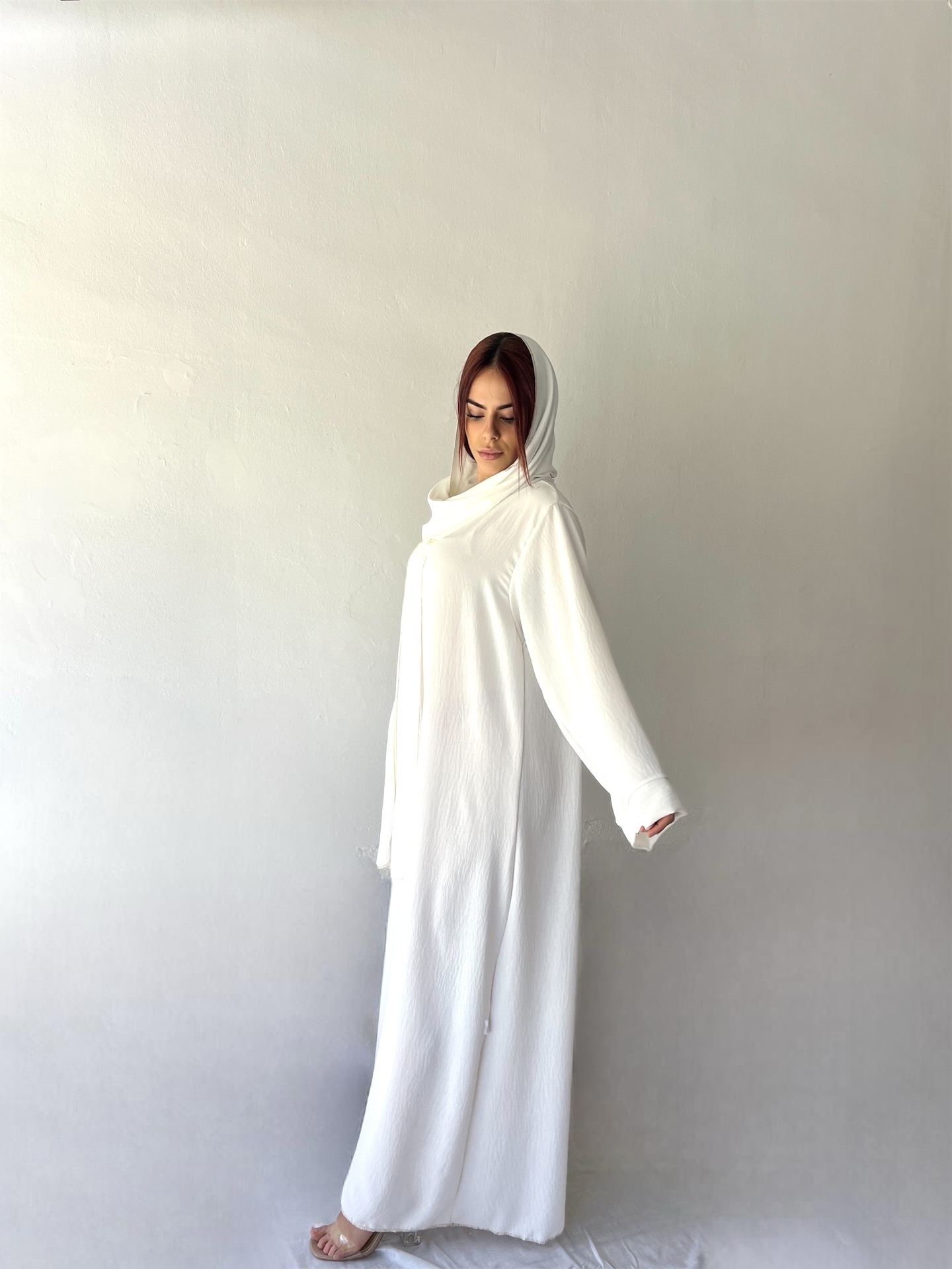 Abaya holgada con los bordes dorados 