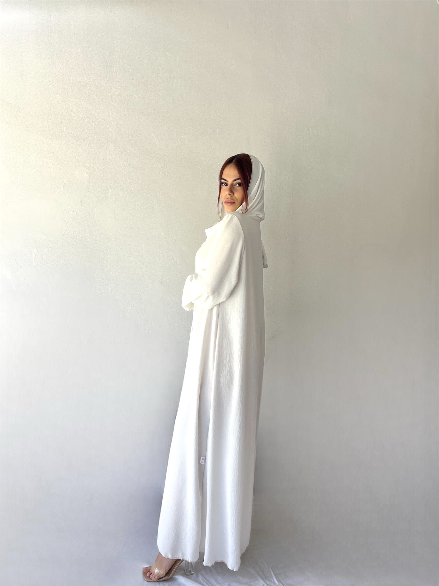 Abaya holgada con los bordes dorados 