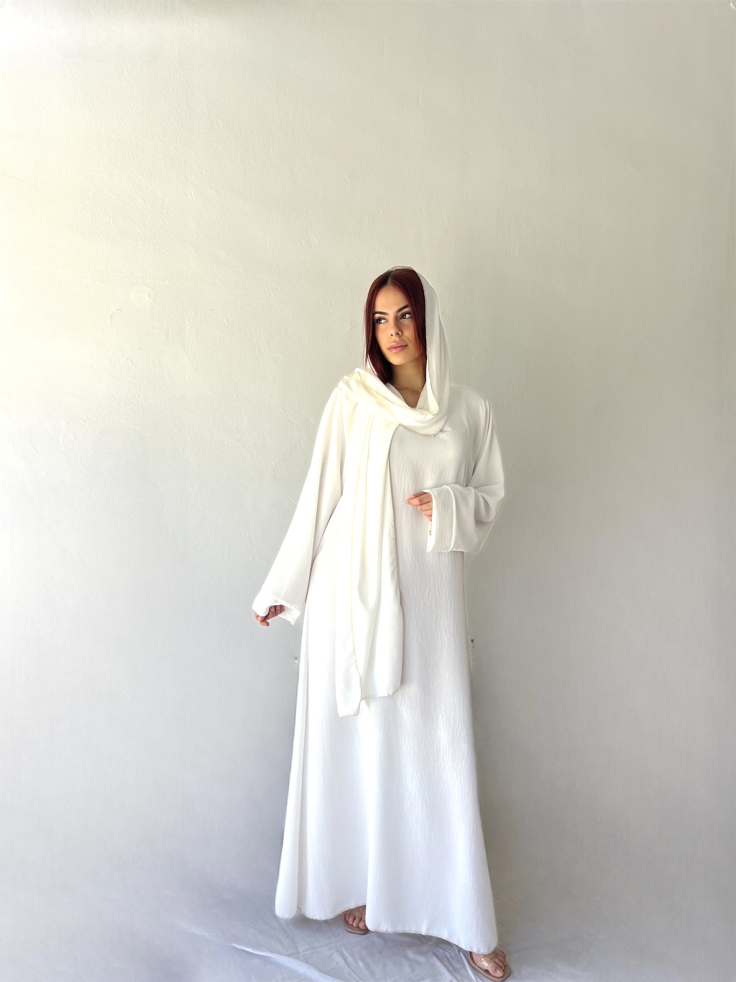 Abaya holgada con los bordes dorados 