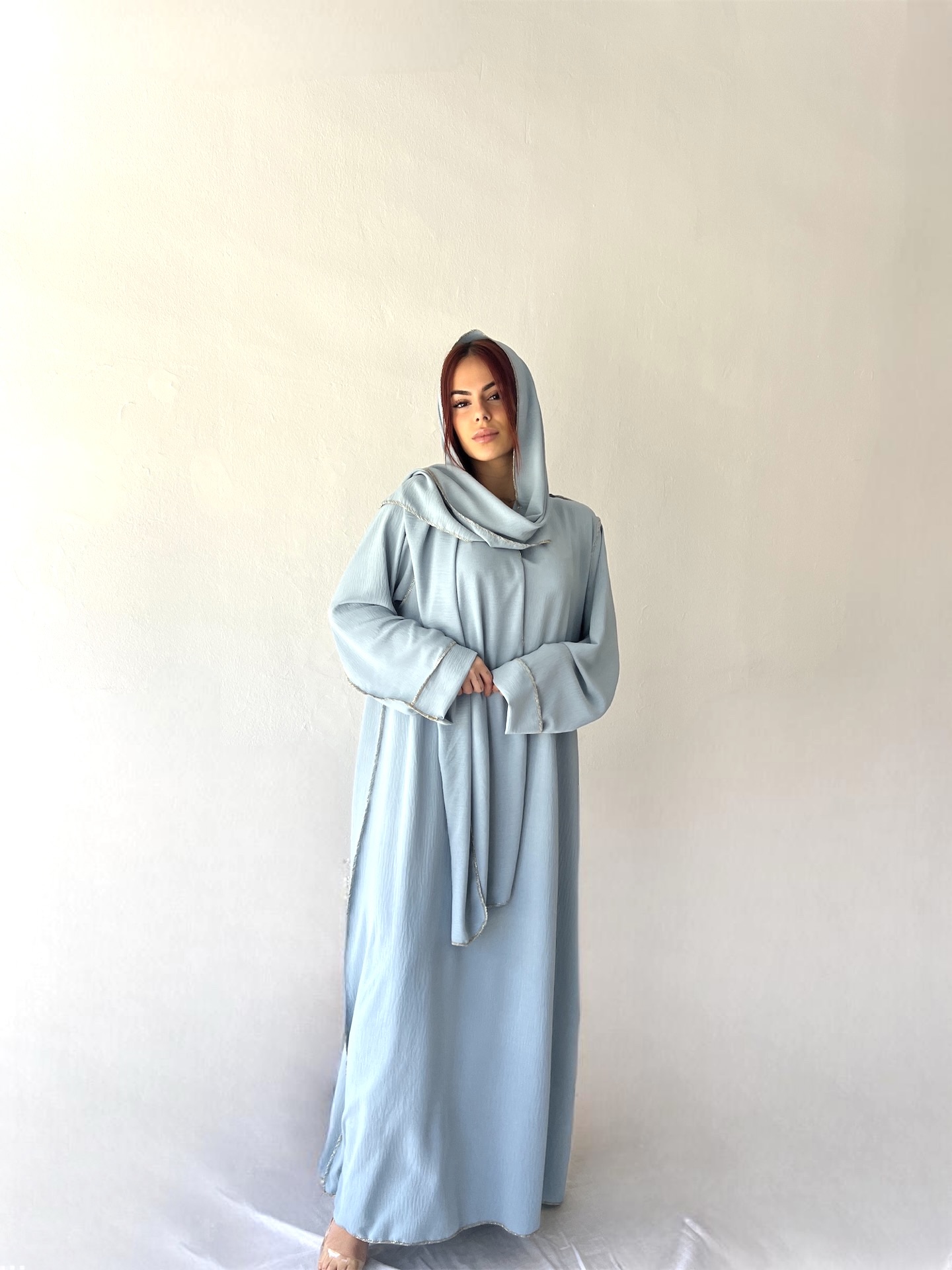 Abaya holgada con los bordes dorados 
