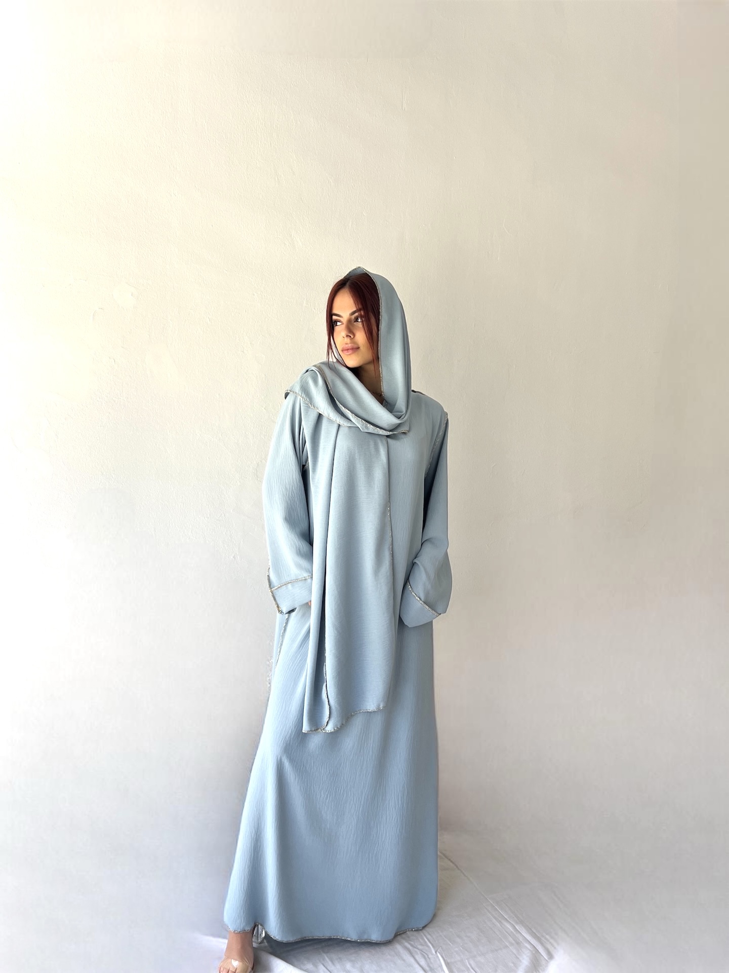 Abaya holgada con los bordes dorados 