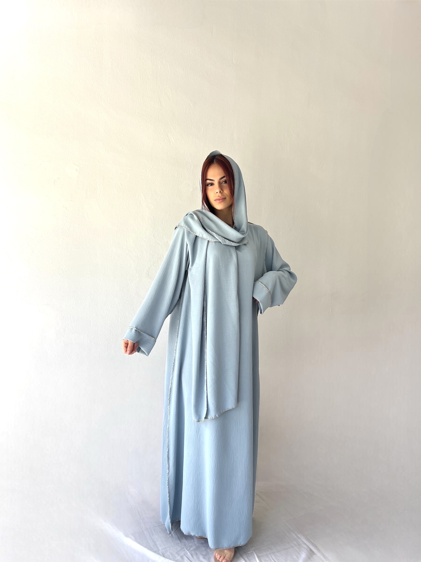 Abaya holgada con los bordes dorados 