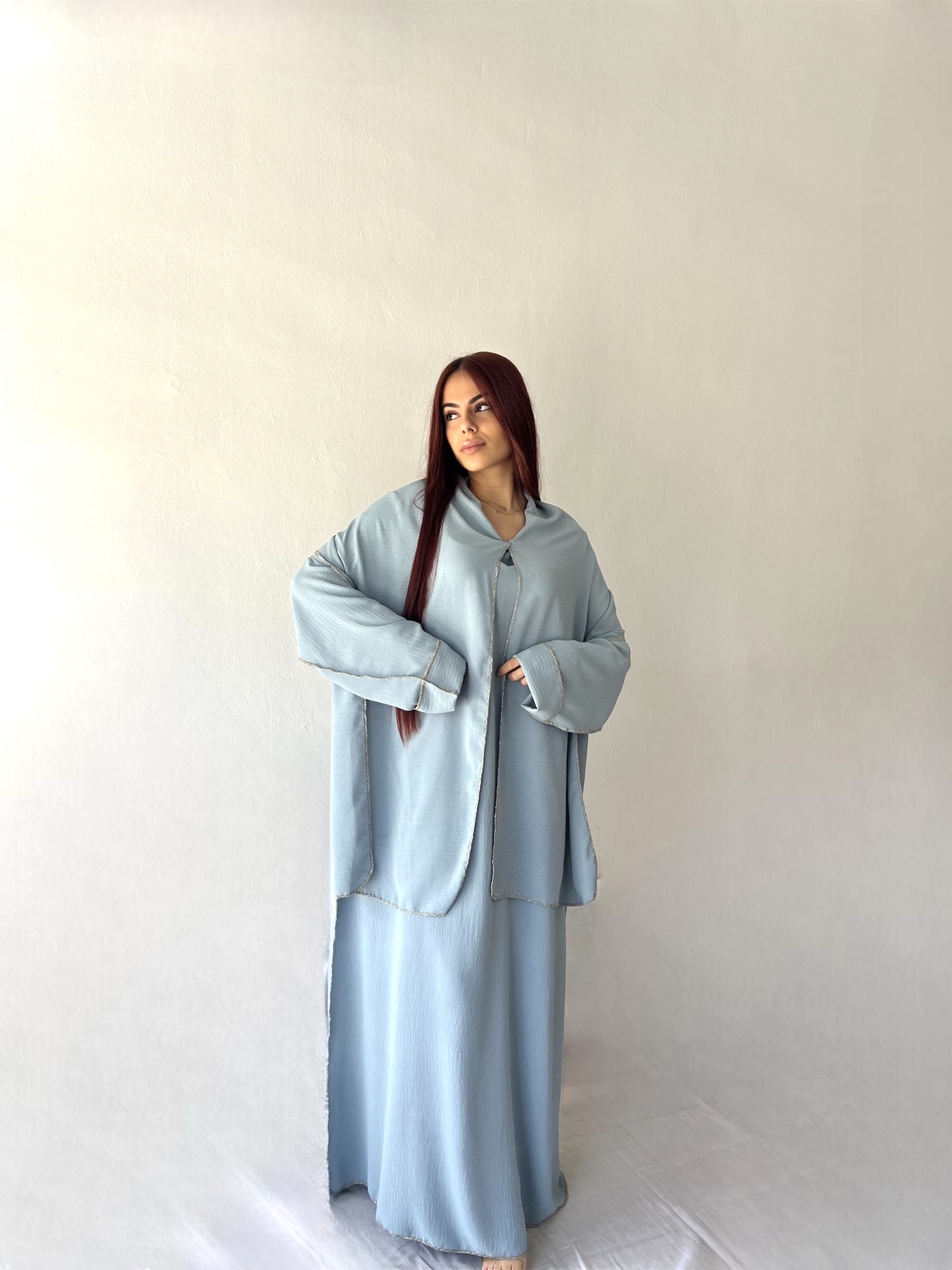 Abaya holgada con los bordes dorados 