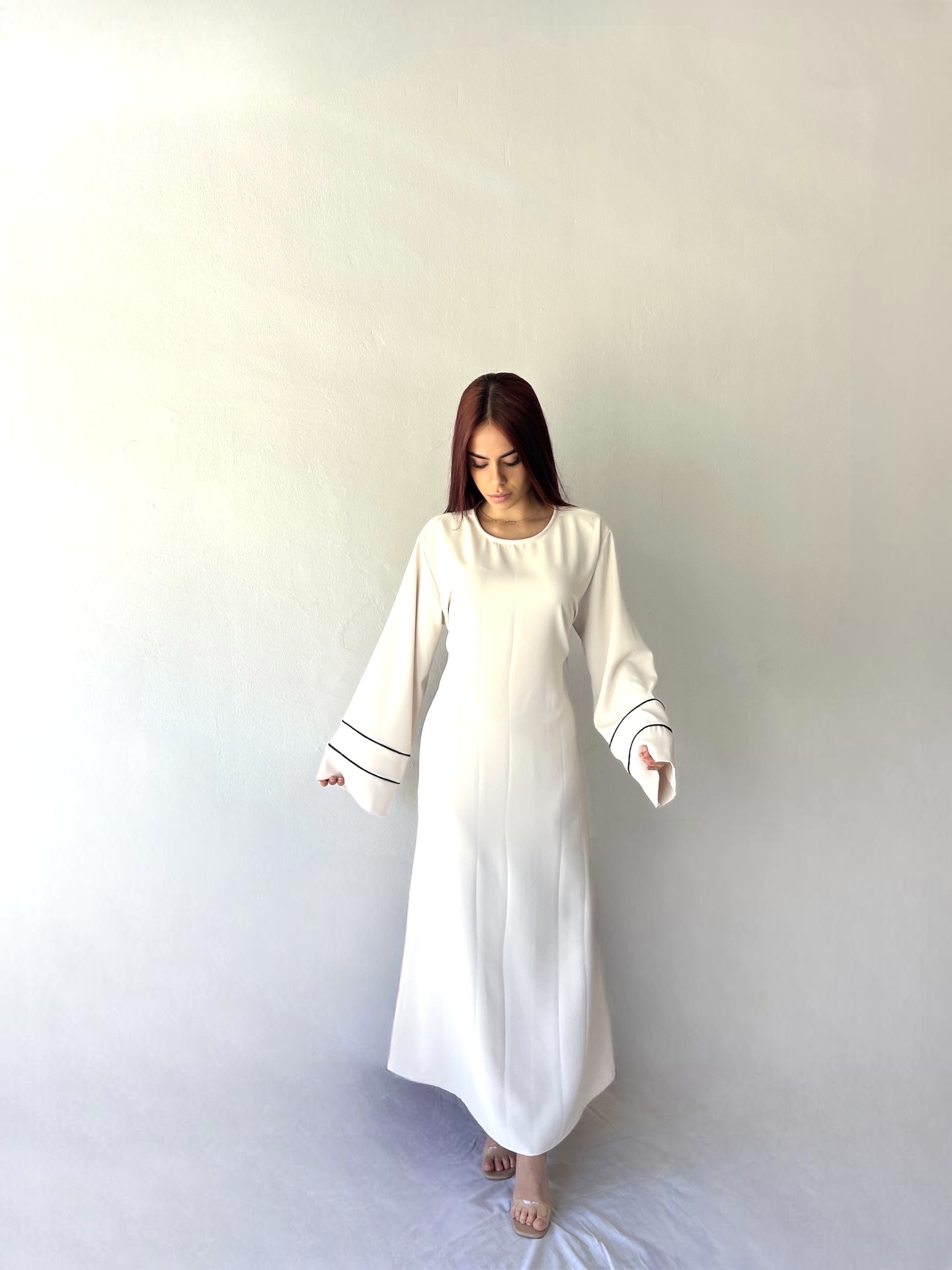 Abaya ajustable con detalle en las mangas 