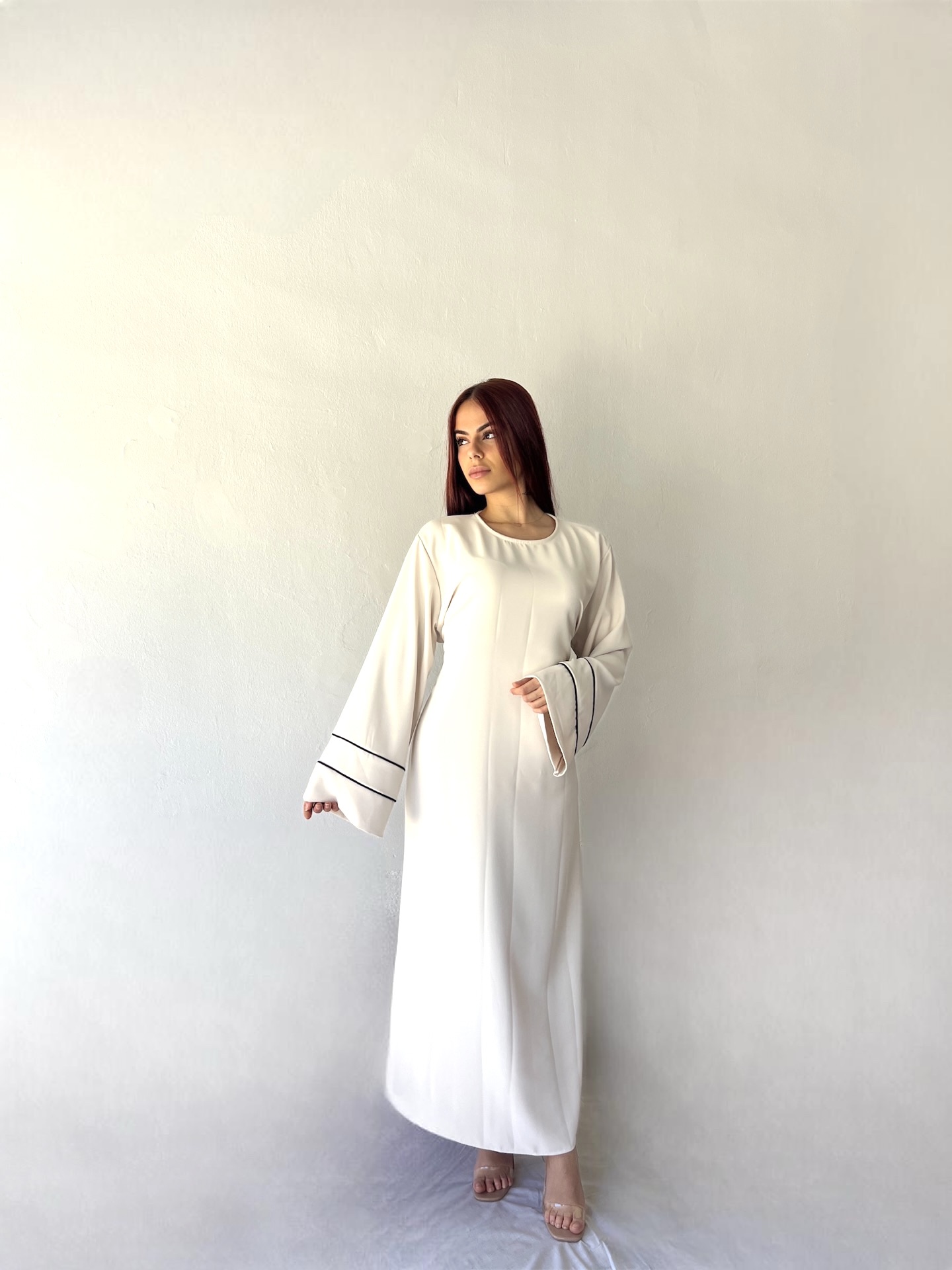 Abaya ajustable con detalle en las mangas 