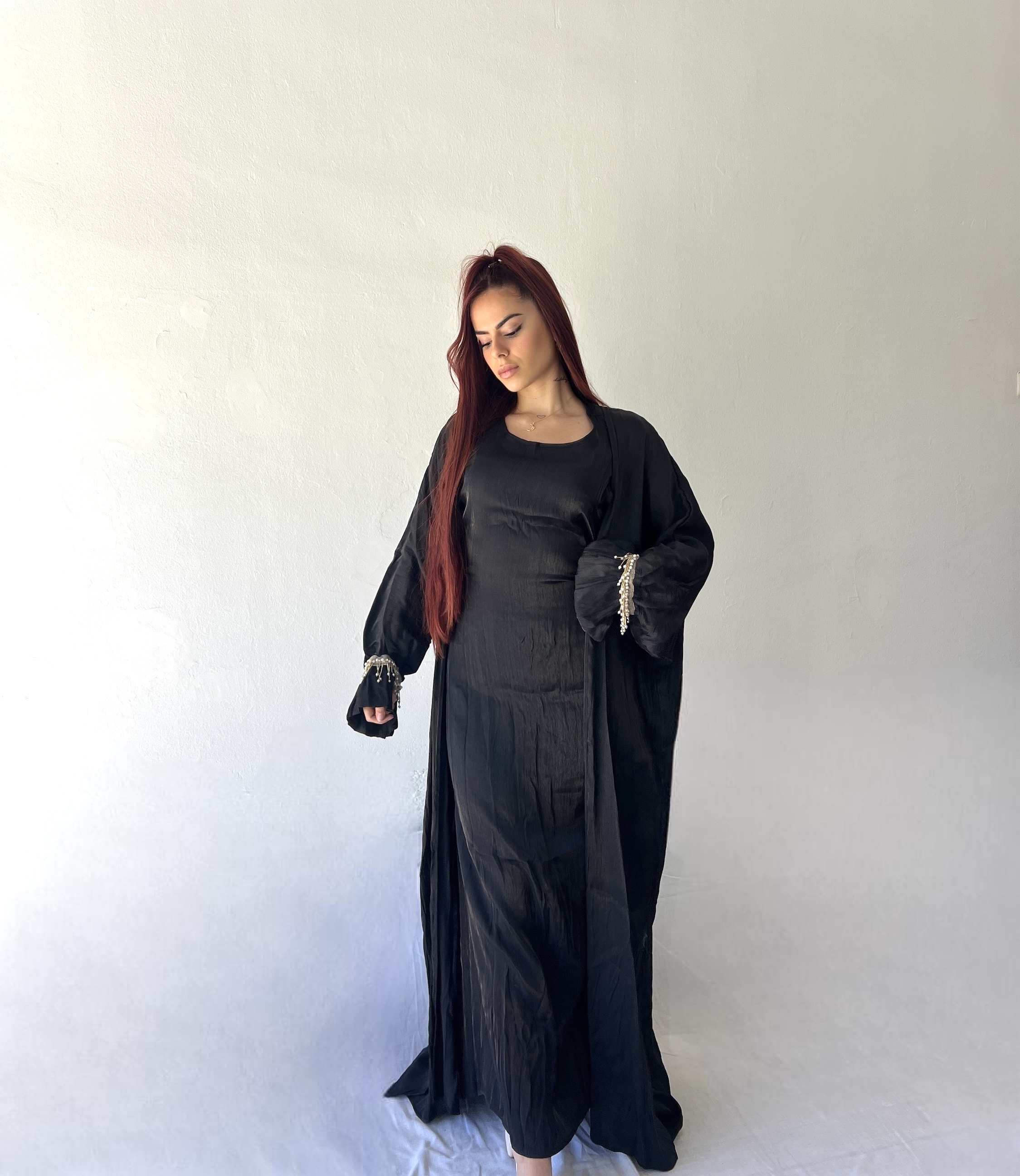 Conjunto vestido sin mangas con kimono y pedrería en las mangas 