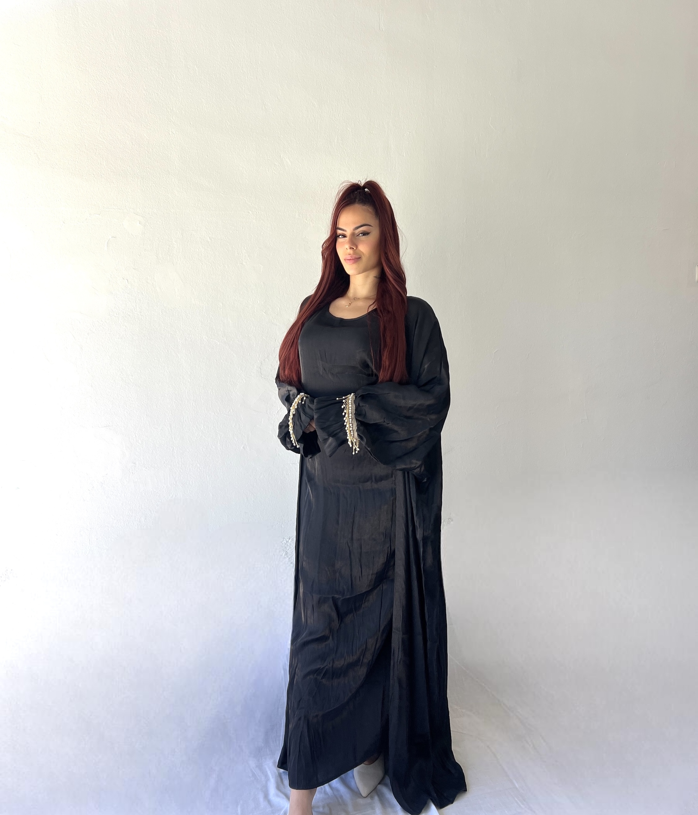 Conjunto vestido sin mangas con kimono y pedrería en las mangas 