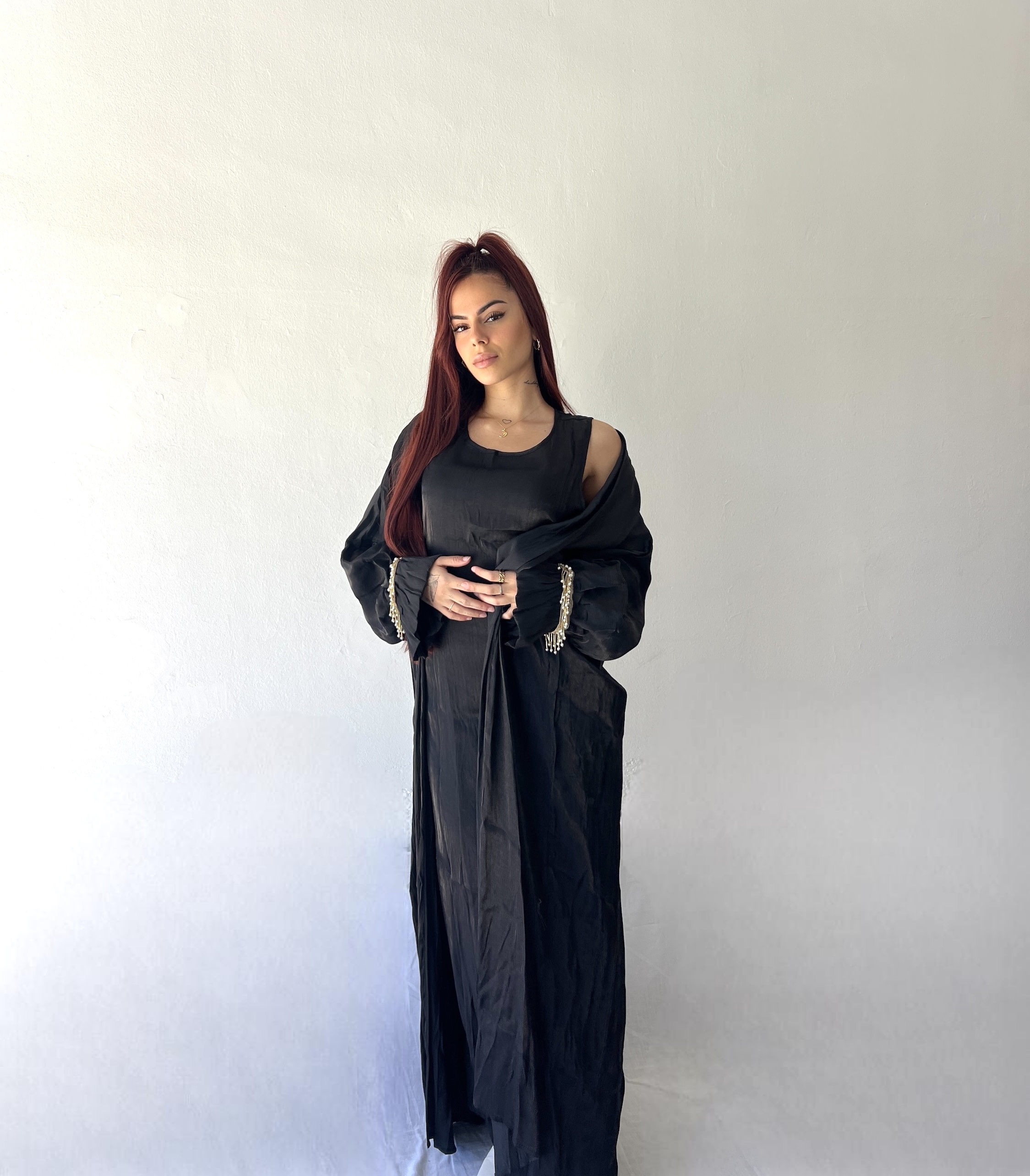 Conjunto vestido sin mangas con kimono y pedrería en las mangas 