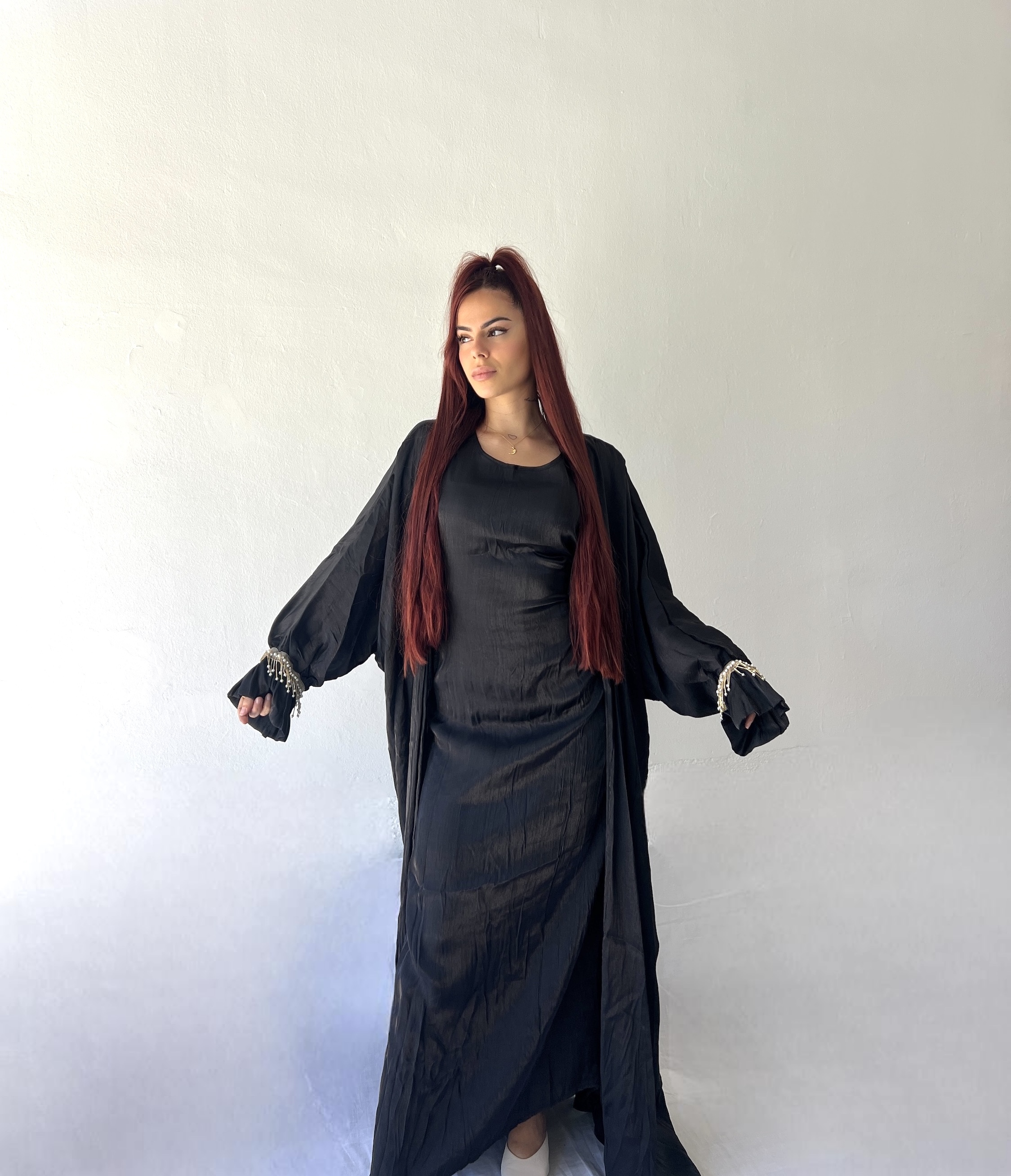 Conjunto vestido sin mangas con kimono y pedrería en las mangas 