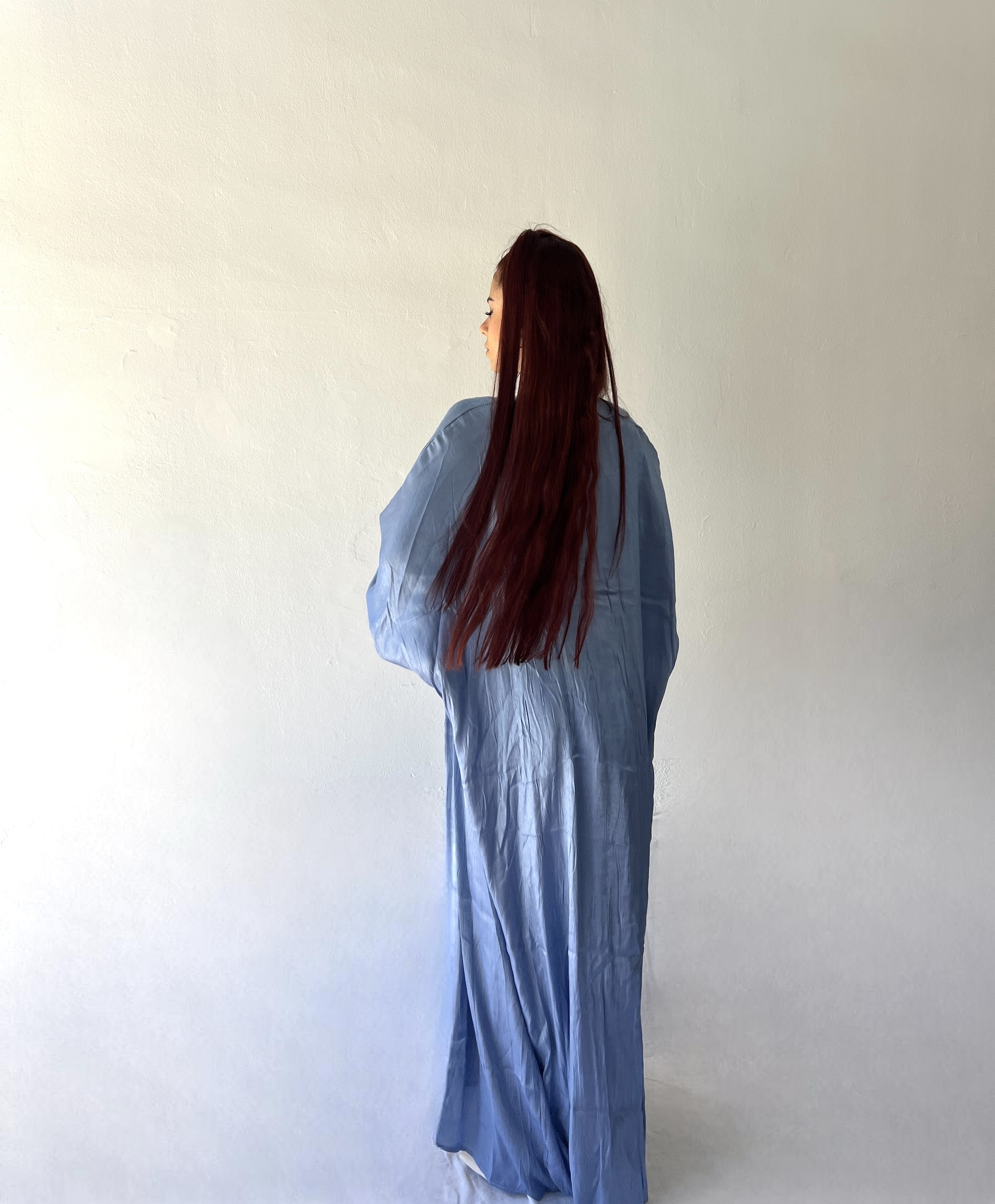 Conjunto vestido sin mangas con kimono y pedrería en las mangas 