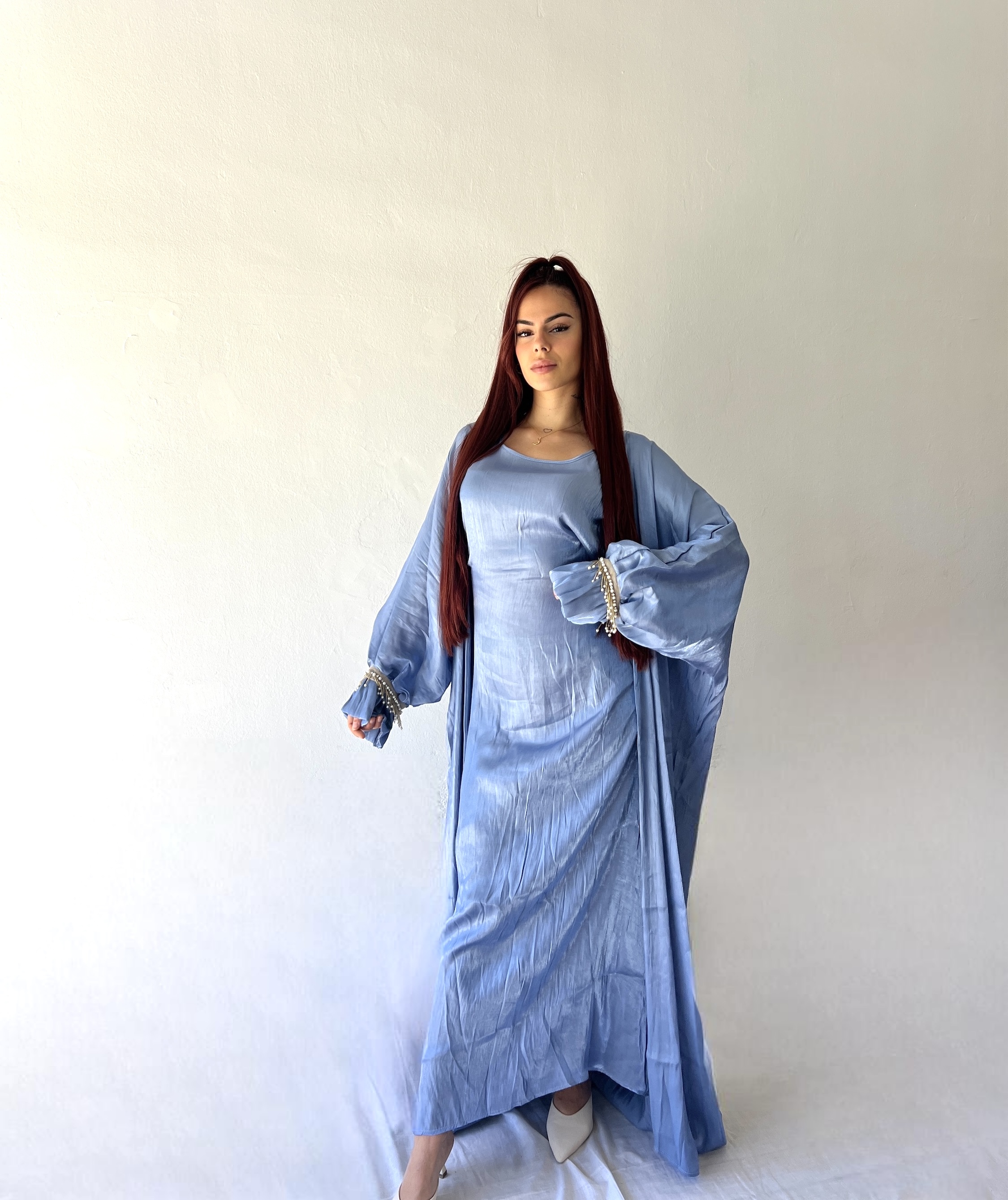 Conjunto vestido sin mangas con kimono y pedrería en las mangas 
