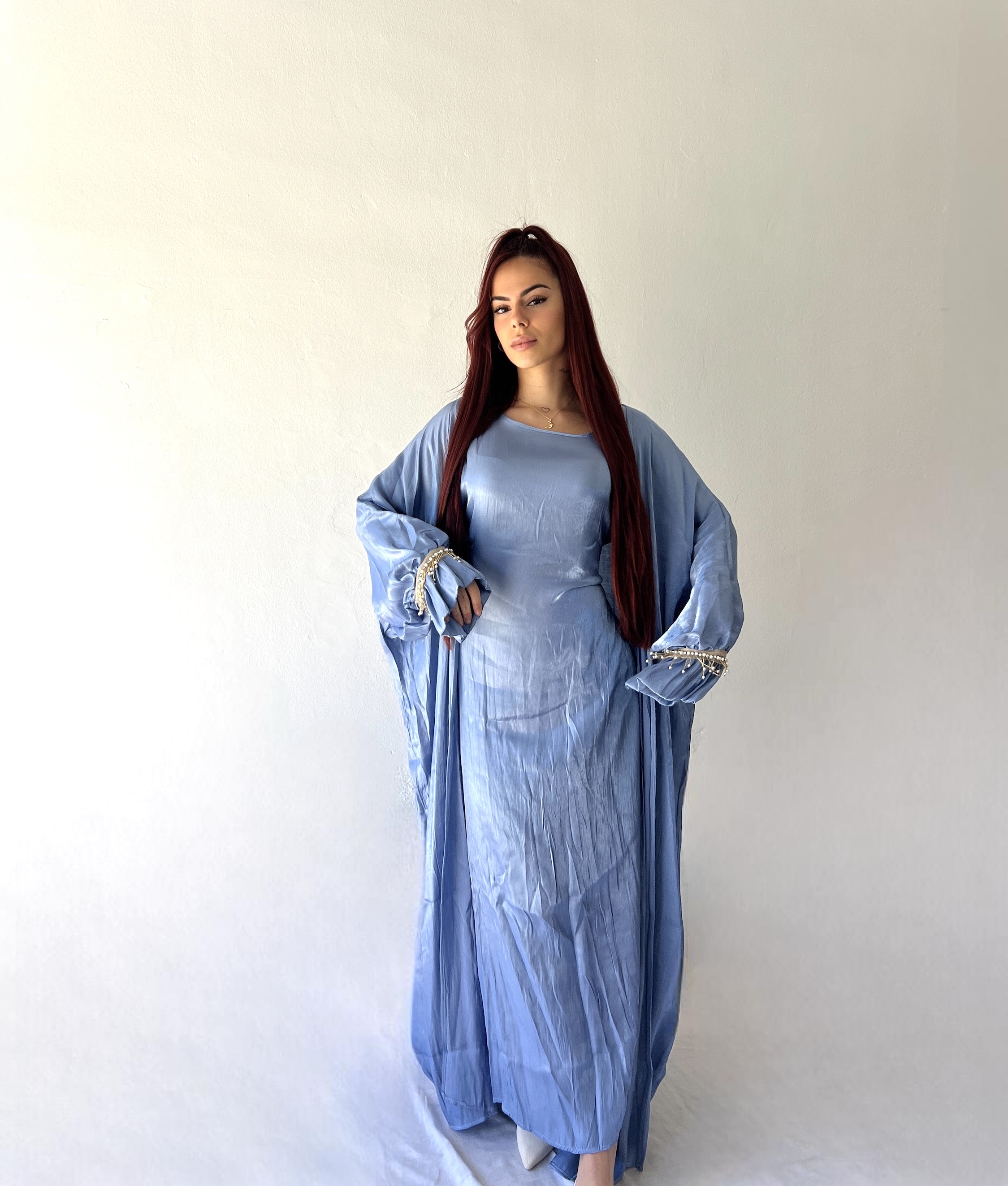 Conjunto vestido sin mangas con kimono y pedrería en las mangas 