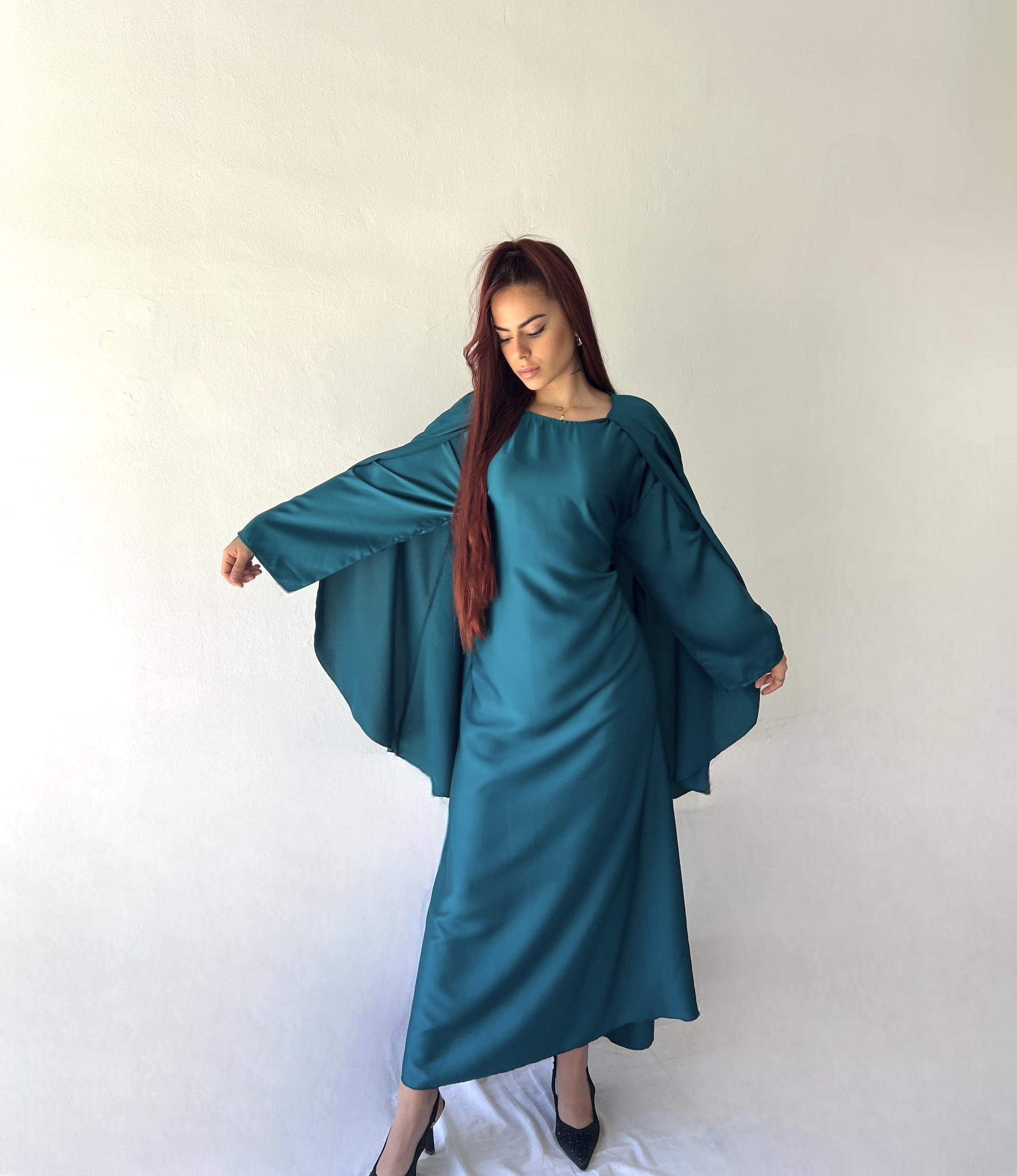 Vestido de satén con capa ajustable en la espalda 