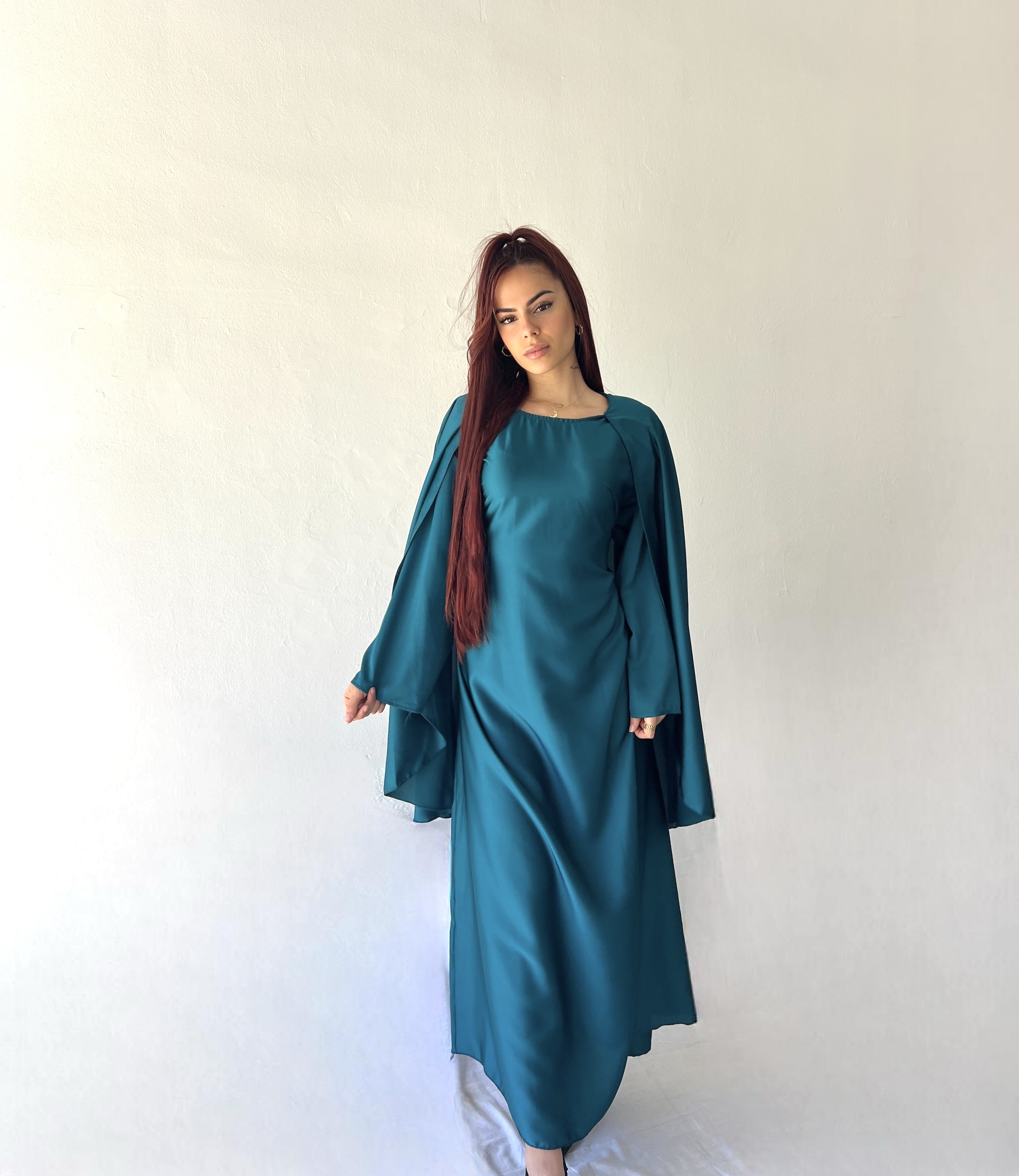 Vestido de satén con capa ajustable en la espalda 