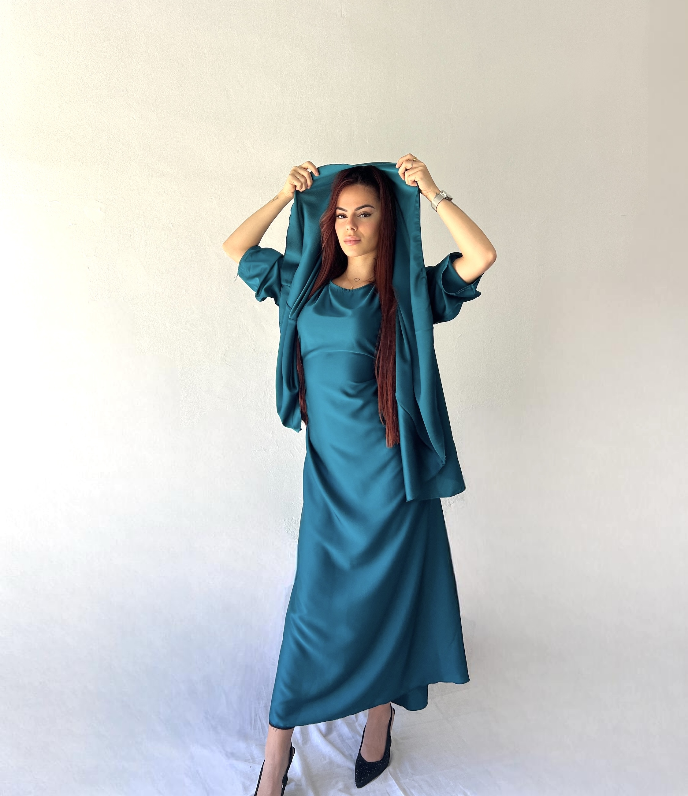 Vestido de satén con capa ajustable en la espalda 