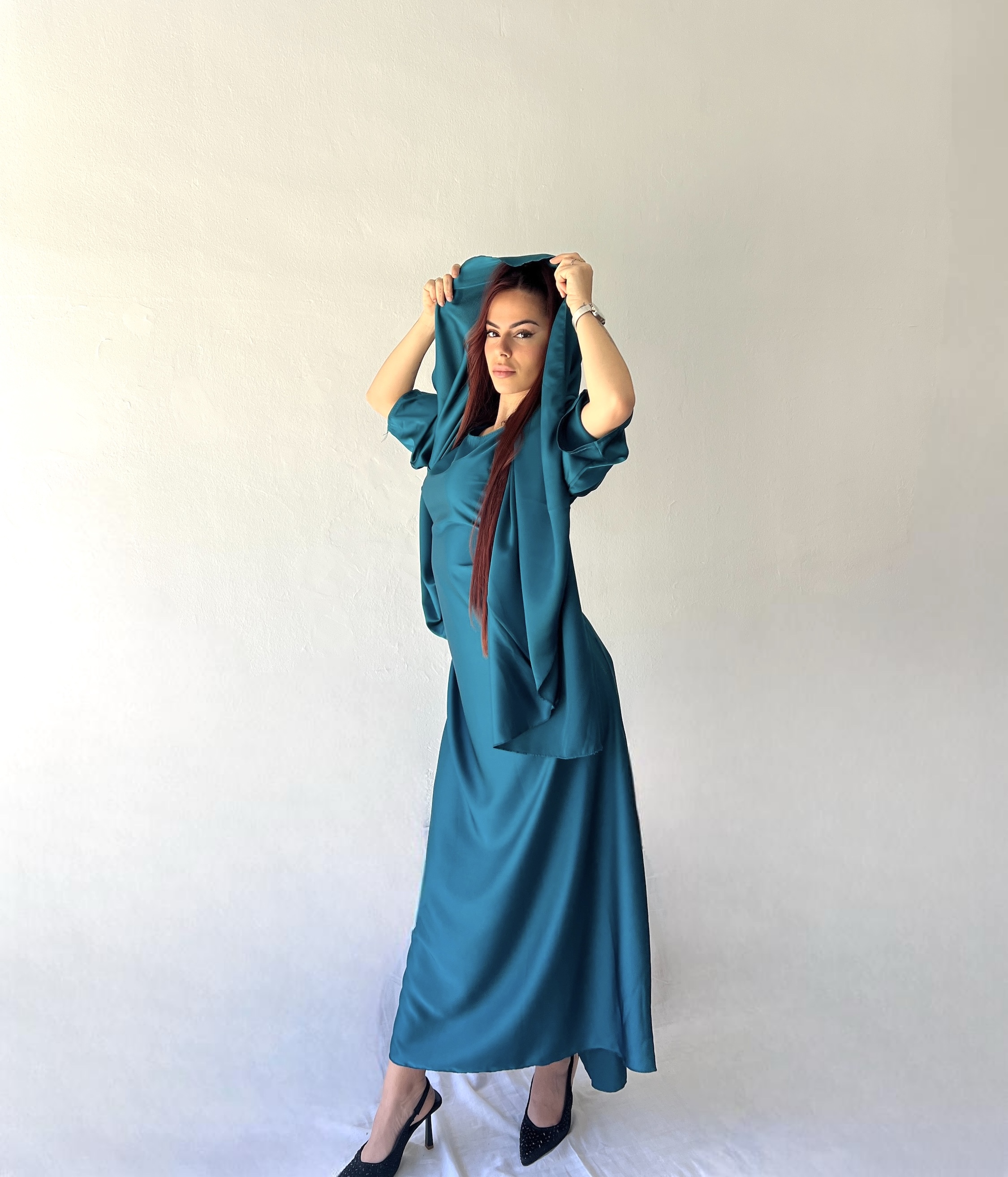 Vestido de satén con capa ajustable en la espalda 