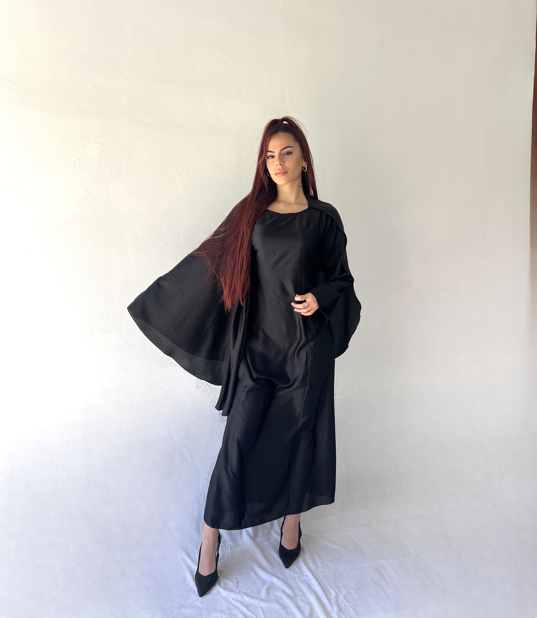 Vestido de satén con capa ajustable en la espalda 