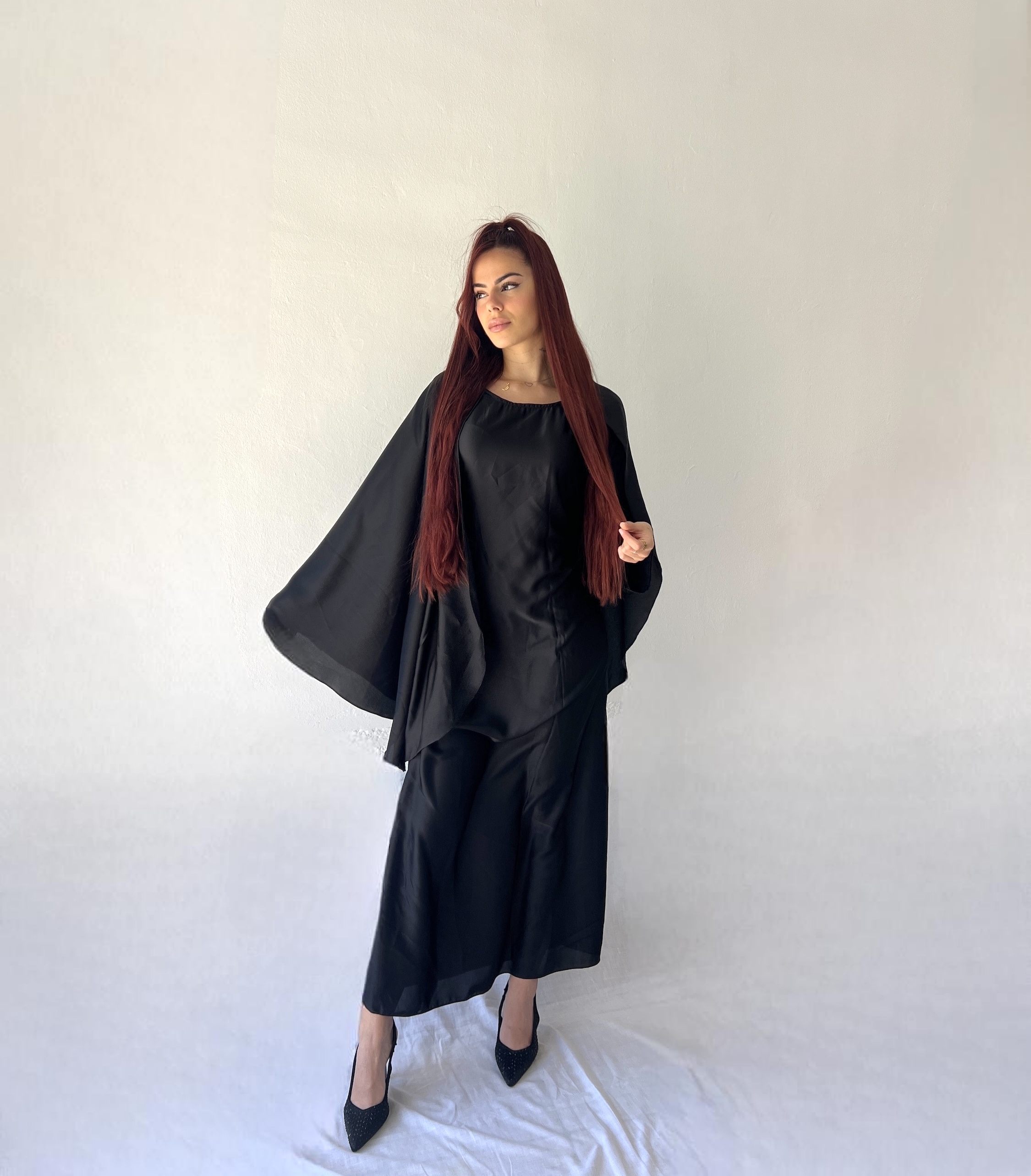 Vestido de satén con capa ajustable en la espalda 