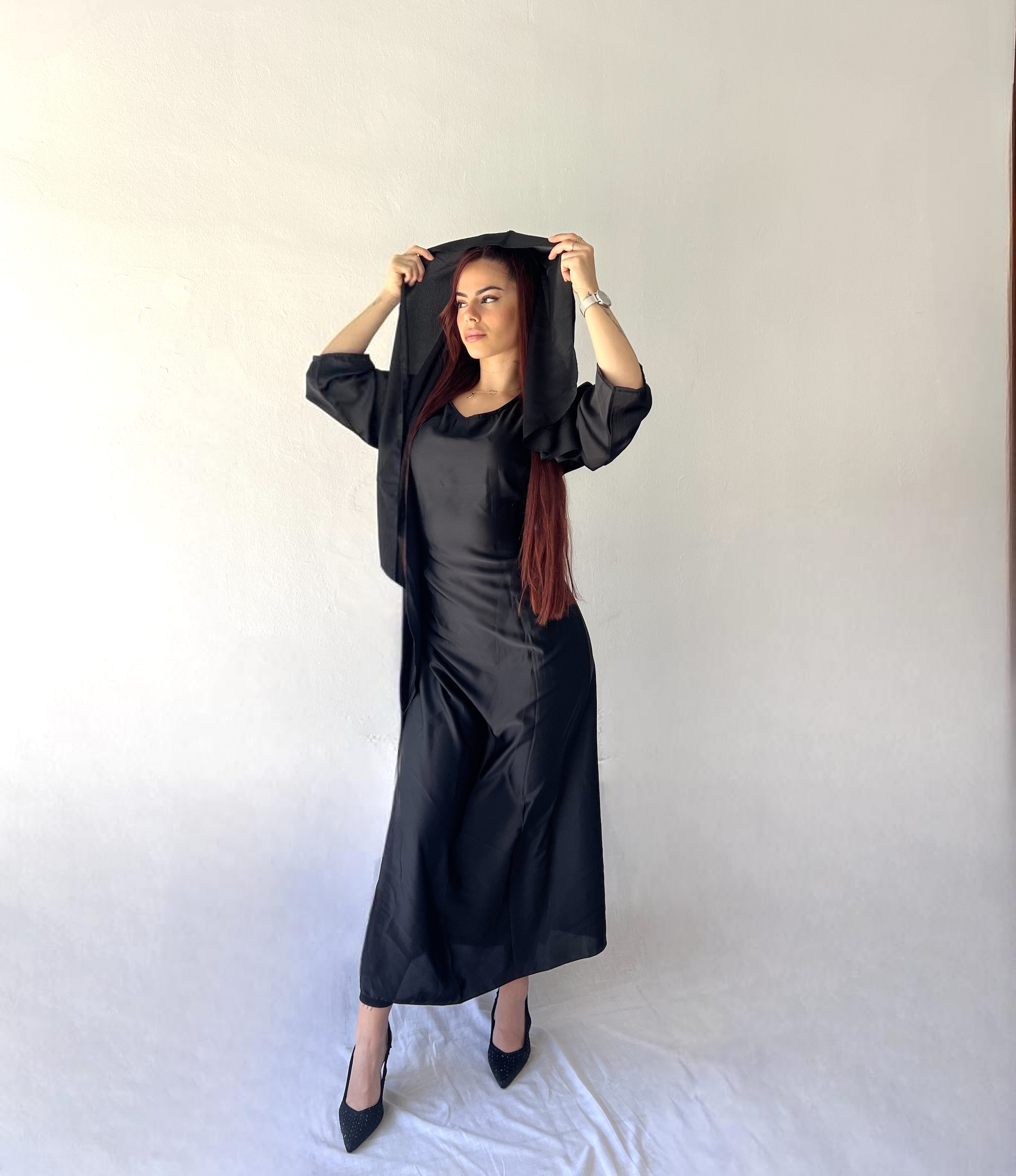 Vestido de satén con capa ajustable en la espalda 
