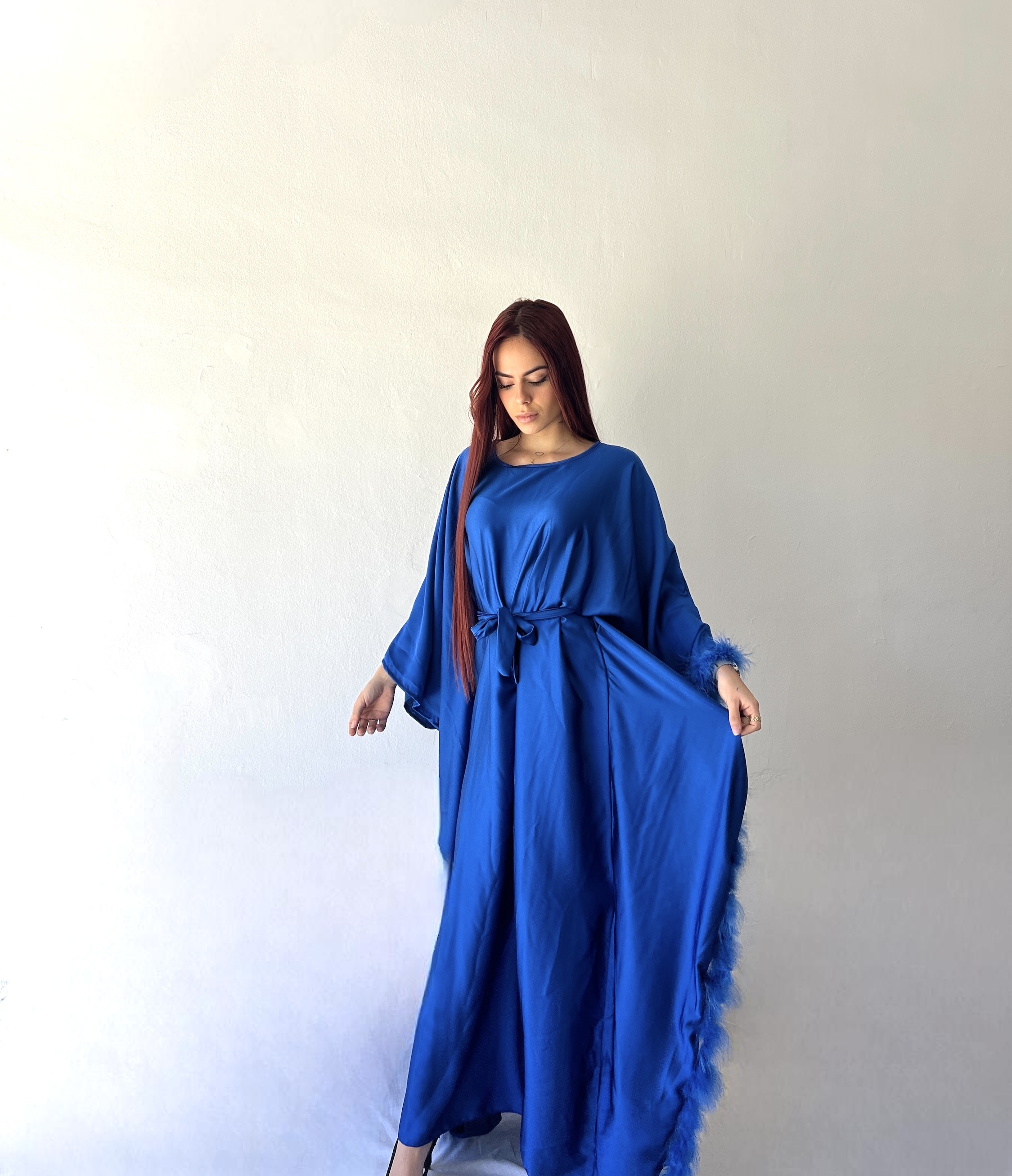 Abaya mariposa con plumas en una manga