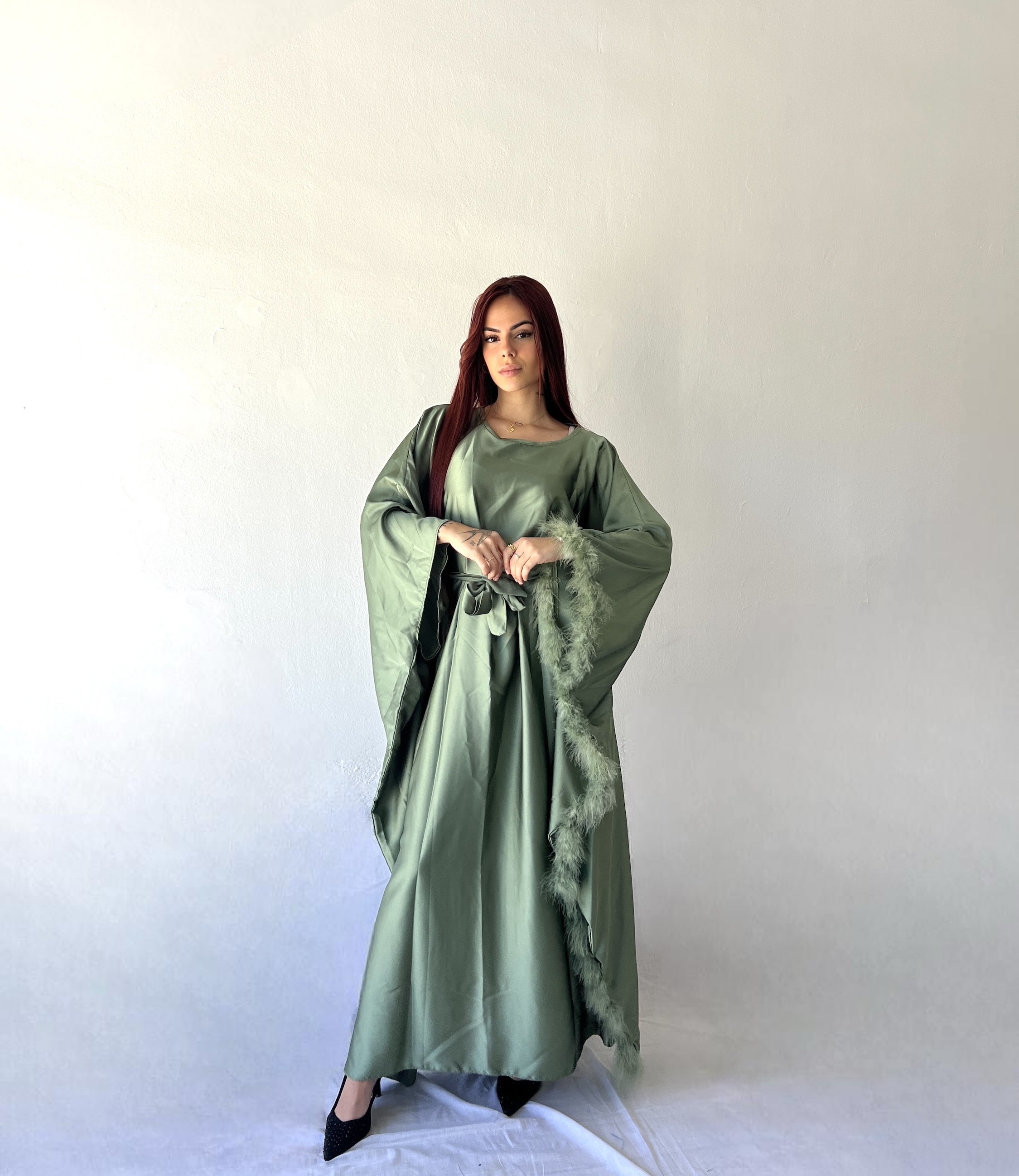 Abaya mariposa con plumas en una manga 