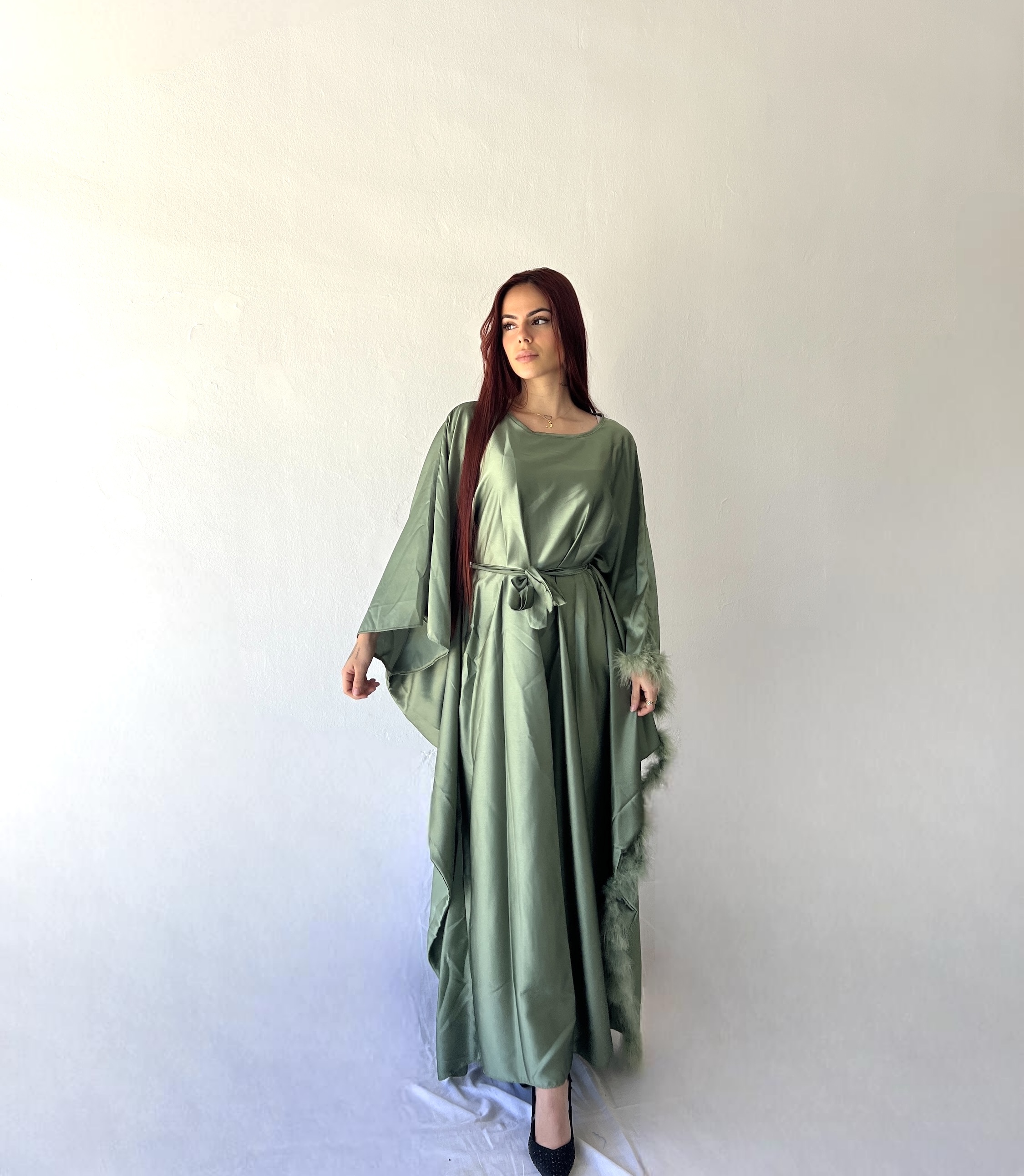 Abaya mariposa con plumas en una manga 