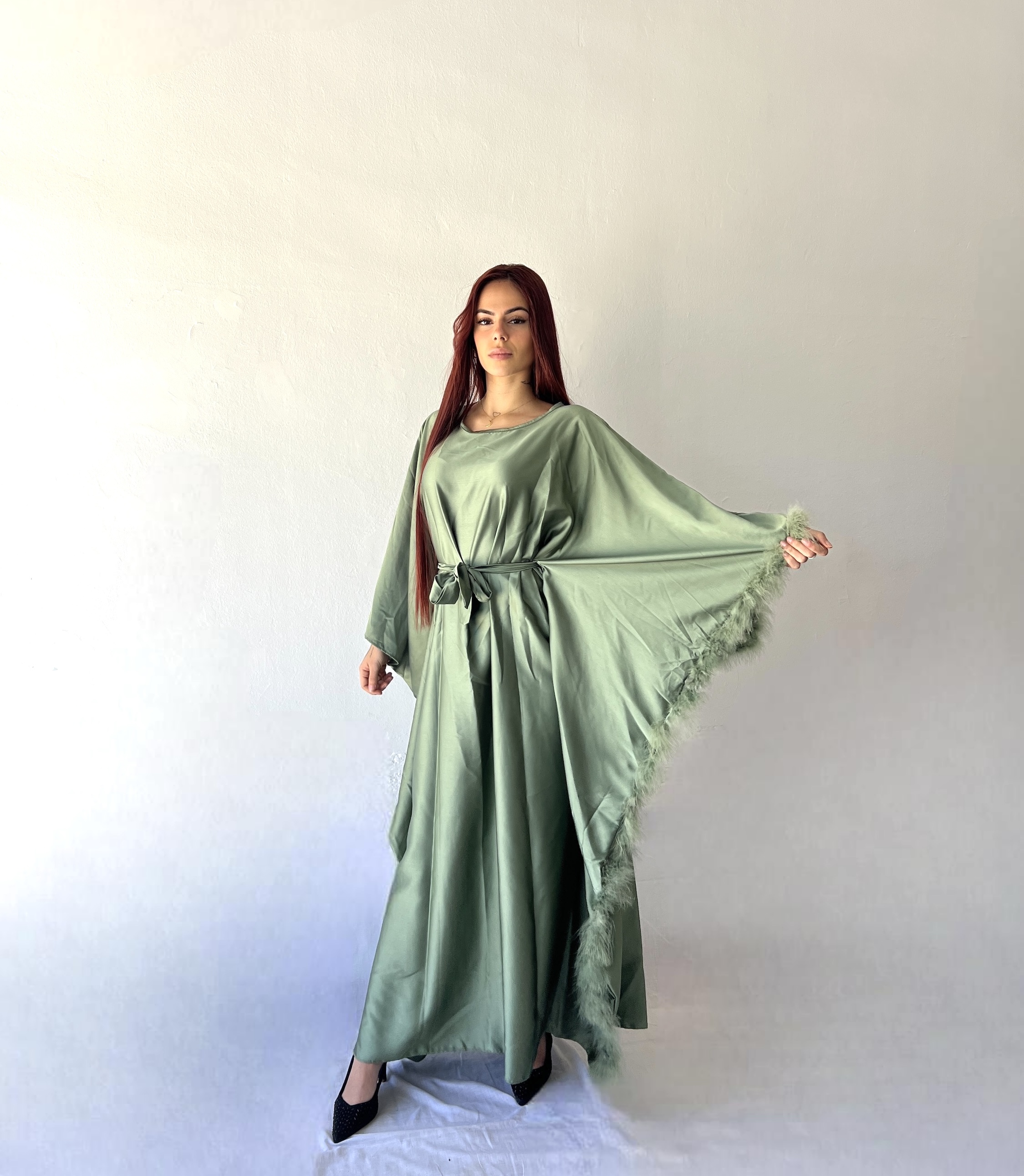 Abaya mariposa con plumas en una manga 