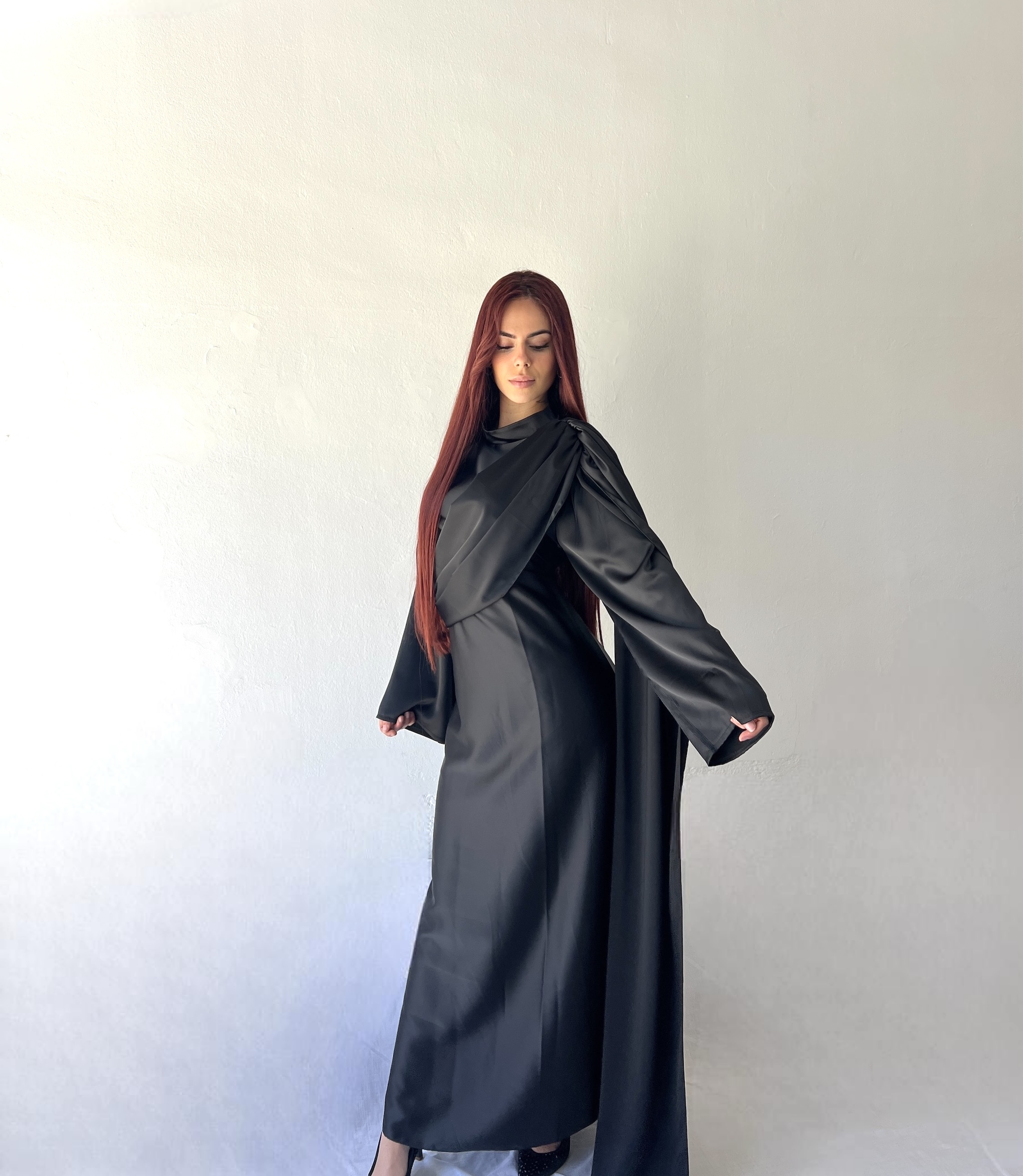 Vestido largo de satén con velo en un hombro