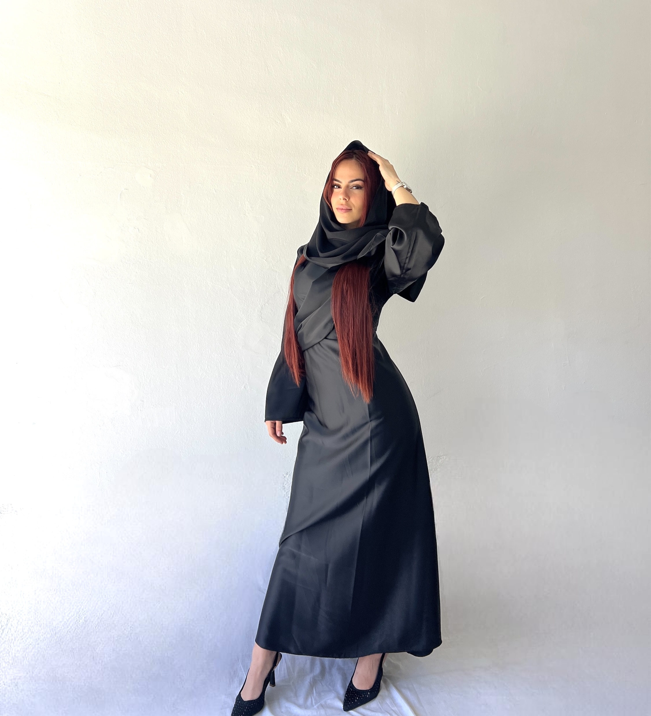Vestido largo de satén con velo en un hombro