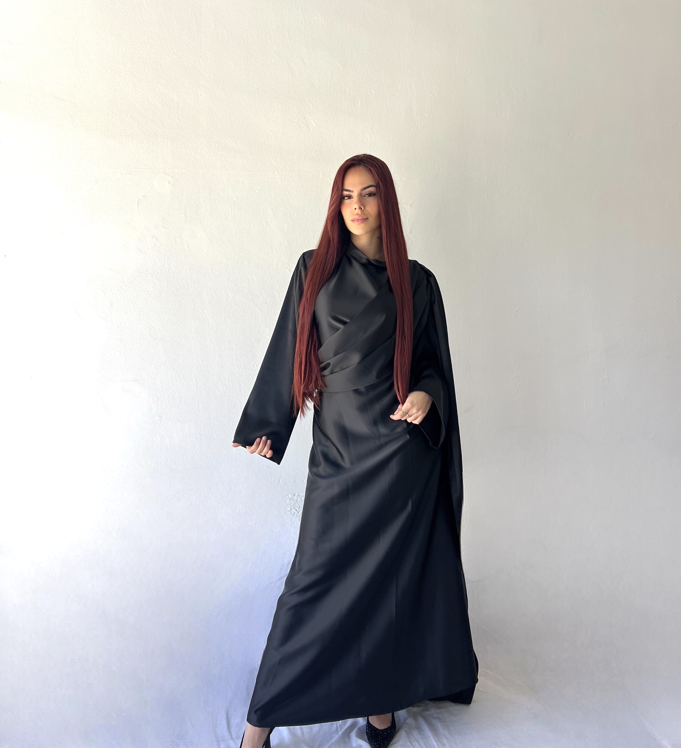 Vestido largo de satén con velo en un hombro