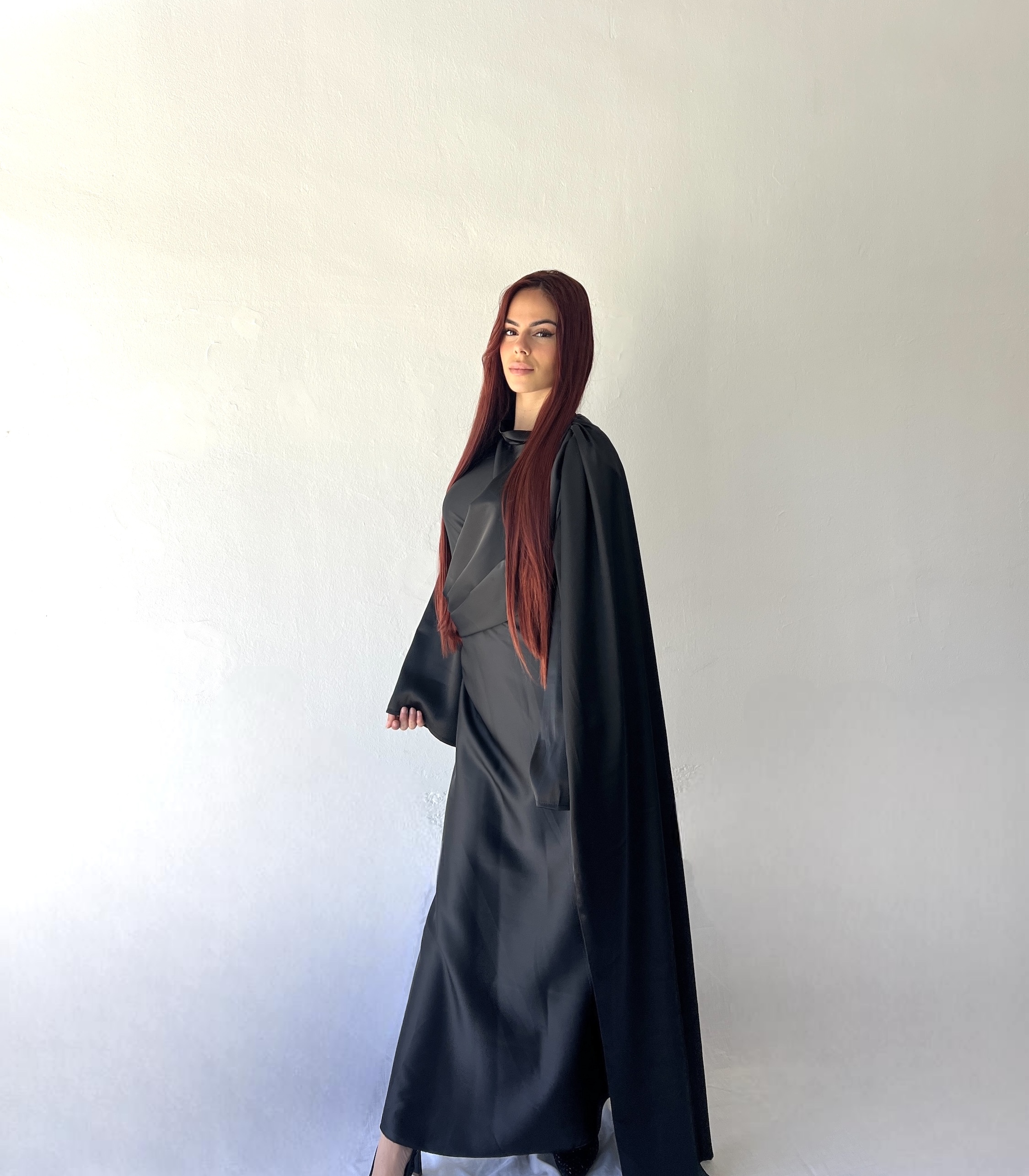 Vestido largo de satén con velo en un hombro