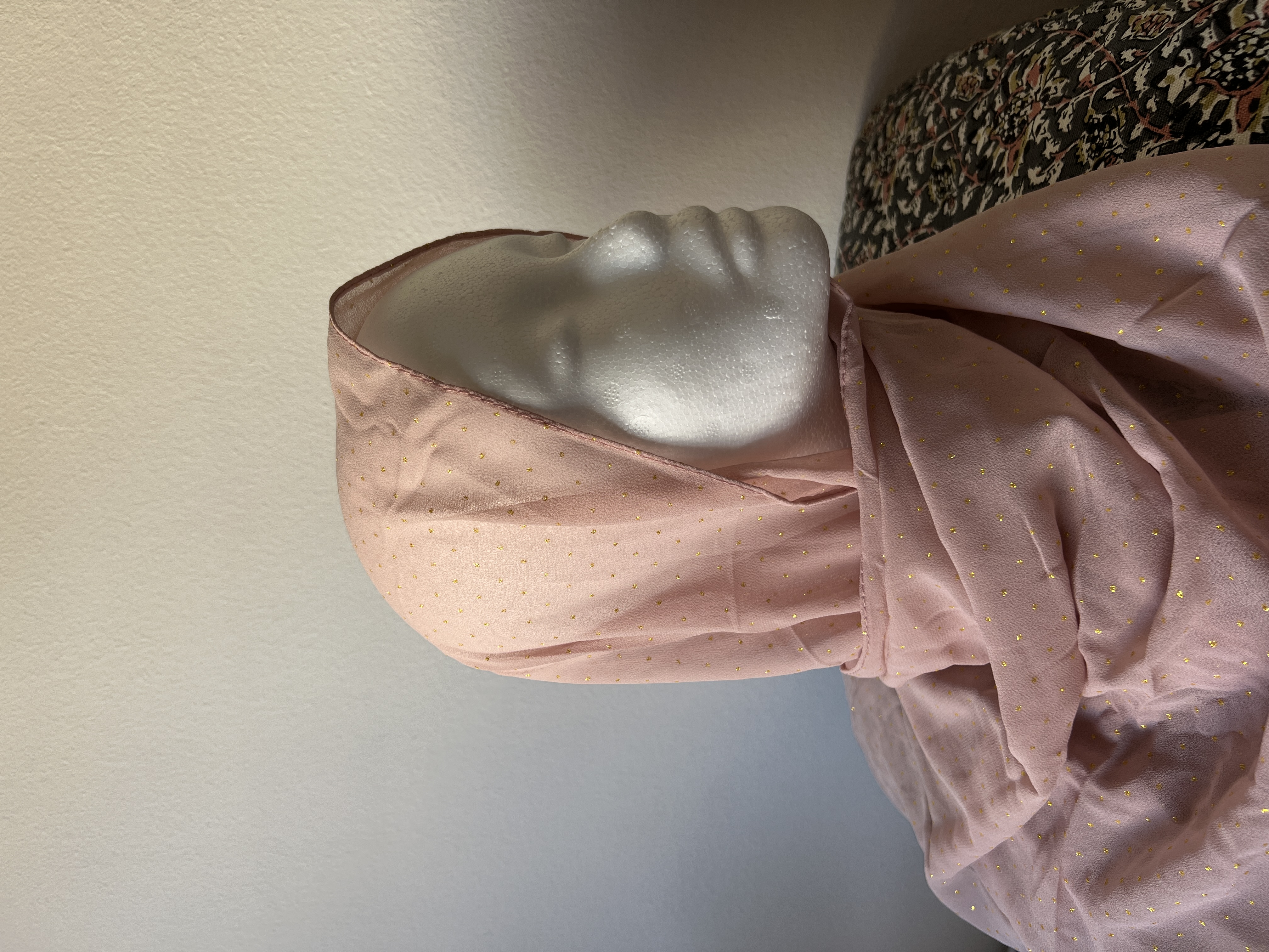 Pañuelo rosa con puntos dorados