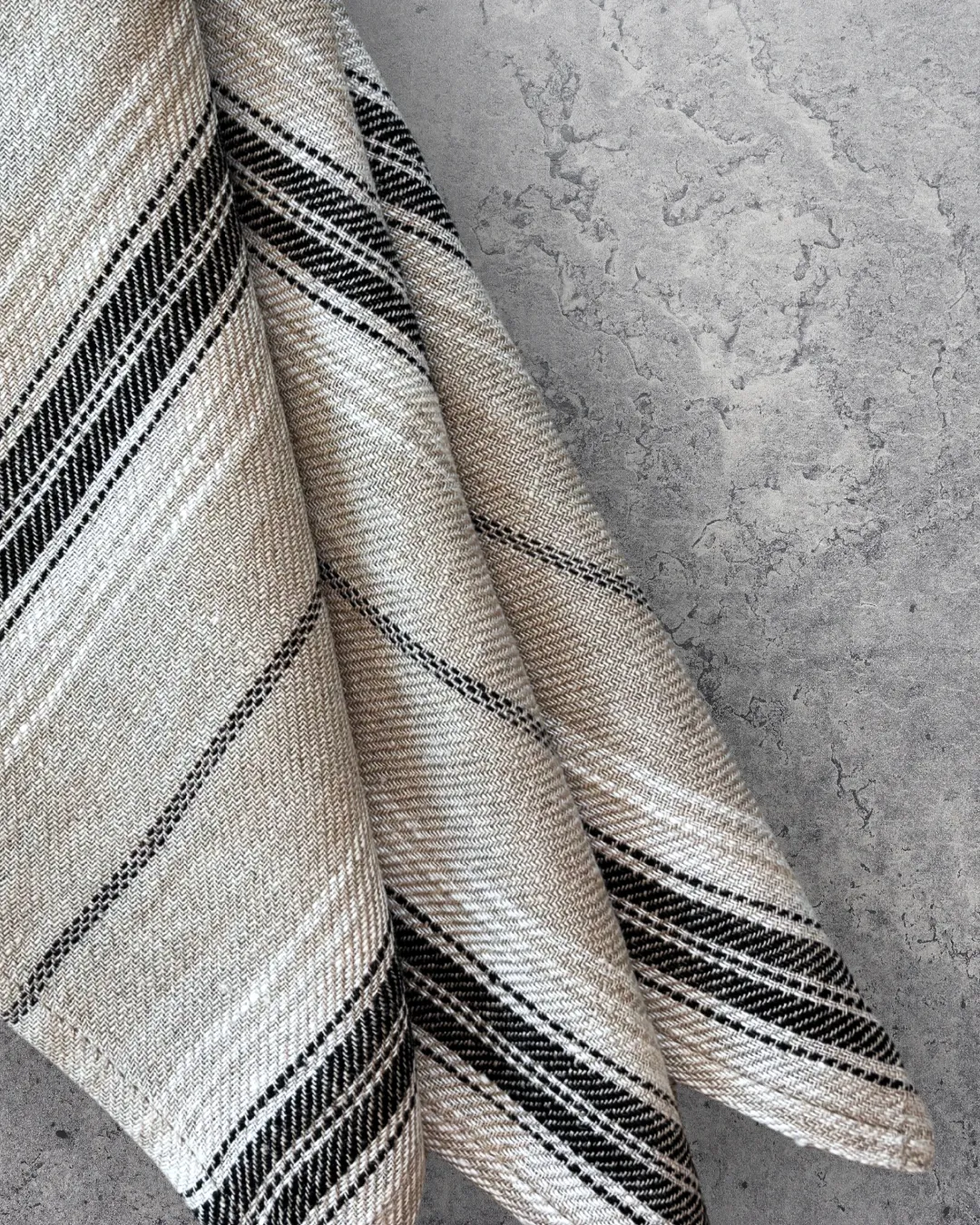 Linserviett med svarte striper 45x45 cm