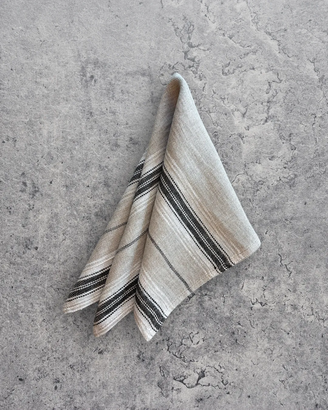 Linserviett med svarte striper 45x45 cm
